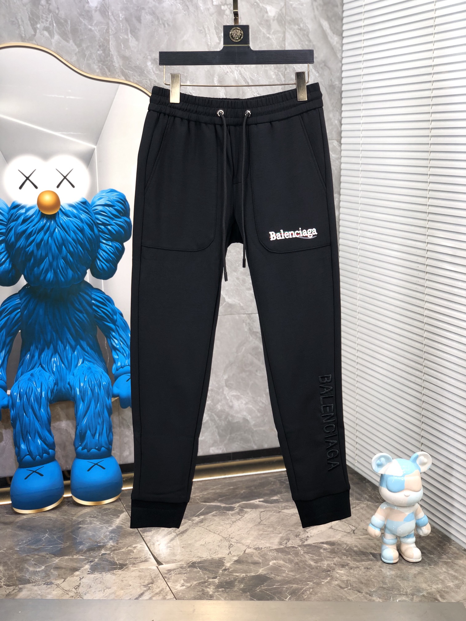 NO:118131,.Balenica. 2025 spring and summer new casual pants are released simultaneously on the official website, with minimalist craftsmanship design on the trouser body, imported customer-supplied auxiliary materials and fabric customization, and s OEM factory produced without inspection!  Every detail is the ultimate, the original hardware accessories are trendy, stylish and handsome, and the trendy ones are essential for trendy people!  Count m-4xL.m wear 175/130, balenciaga, alexander wang19860909.巴黎世家.2025春夏新品休闲裤,官网同步发售,裤身极简工艺设计,进口客供辅料、面料定制,s代工厂出品免检！每个细节做到极致,原版五金配件,潮范十足、g上身有型帅气,潮人必备单品！码数m-4xL.m穿175/130,,balenciaga,alexander wang,Men's clothing