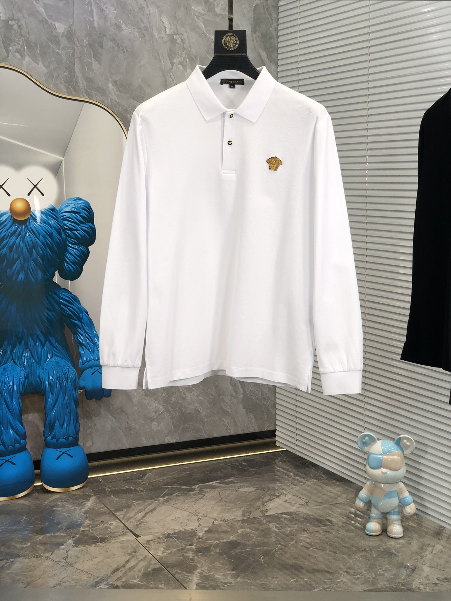 NO:123070,. . Versace. 2025ss early spring new product, casual solid color lapel long-sleeved POLO shirt # Customer supply imported bead floor cotton fabric, D selects top-quality long-length cotton raw materials, the fabric attributes are all excellent. After washing, the texture becomes more affinity, L is perfect for comfort and breathability, the touch experience is self-evident, and the ultimate luxury enjoyment!  Details are exquisite and perfect, and the craftsmanship is demonstrated everywhere. The fashionable three-button opening and closing placket is full of temperament, elegant and capable, with both styles, and a versatile and practical wearable style! Size m-3xL.m wear/130 catties, versace, alexander wang19860909. .范思哲.2025ss早春新品 ,休闲纯色翻领长袖POLO衫# 客供进口珠地棉面料,D甄选上等长绒棉花原料,面料属性皆为上乘,经过水洗后,肌理变得更具亲和力,L舒适性与透气性完美兼备,触感体验不言而喻,奢华极致享受！细节精致出挑,品相完美如斯,处处彰显出匠心工艺,时尚三扣开合门襟,上身满满的气质感,优雅且干练,型格兼具,百搭实穿性极好的一款POLO衫! 尺码m-3xL.m穿/130斤,,versace,alexander wang,Men's clothing