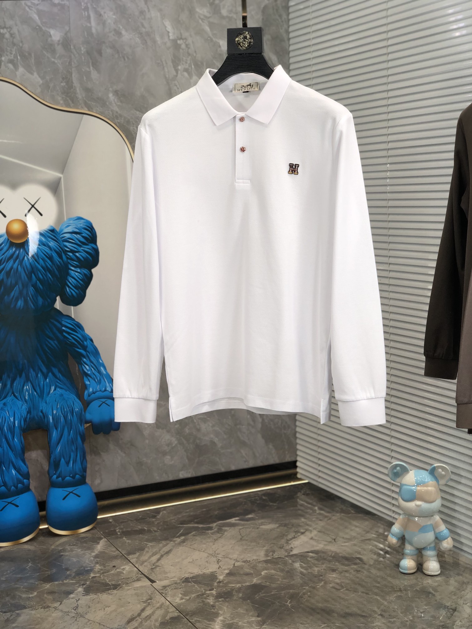 NO:123072,. . Hermes. 2025ss early spring new product, casual solid color lapel long-sleeved POLO shirt # Customer supply imported bead floor cotton fabric, D selects top-quality long-length cotton raw materials, the fabric attributes are all excellent. After washing, the texture becomes more affinity, L is perfect for comfort and breathability, the touch experience is self-evident, and the ultimate luxury enjoyment!  Details are exquisite and perfect, and the craftsmanship is everywhere. The fashionable three-button opening and closing placket is full of temperament, elegant and capable, with both styles and excellent versatility! Size m-3xL.m wear/130 catties, hermes, alexander wang19860909. .爱马仕.2025ss早春新品 ,休闲纯色翻领长袖POLO衫# 客供进口珠地棉面料,D甄选上等长绒棉花原料,面料属性皆为上乘,经过水洗后,肌理变得更具亲和力,L舒适性与透气性完美兼备,触感体验不言而喻,奢华极致享受！细节精致出挑,品相完美如斯,处处彰显出匠心工艺,时尚三扣开合门襟,上身满满的气质感,优雅且干练,型格兼具,百搭实穿性极好的一款POLO衫! 尺码m-3xL.m穿/130斤,,hermes,alexander wang,Men's clothing