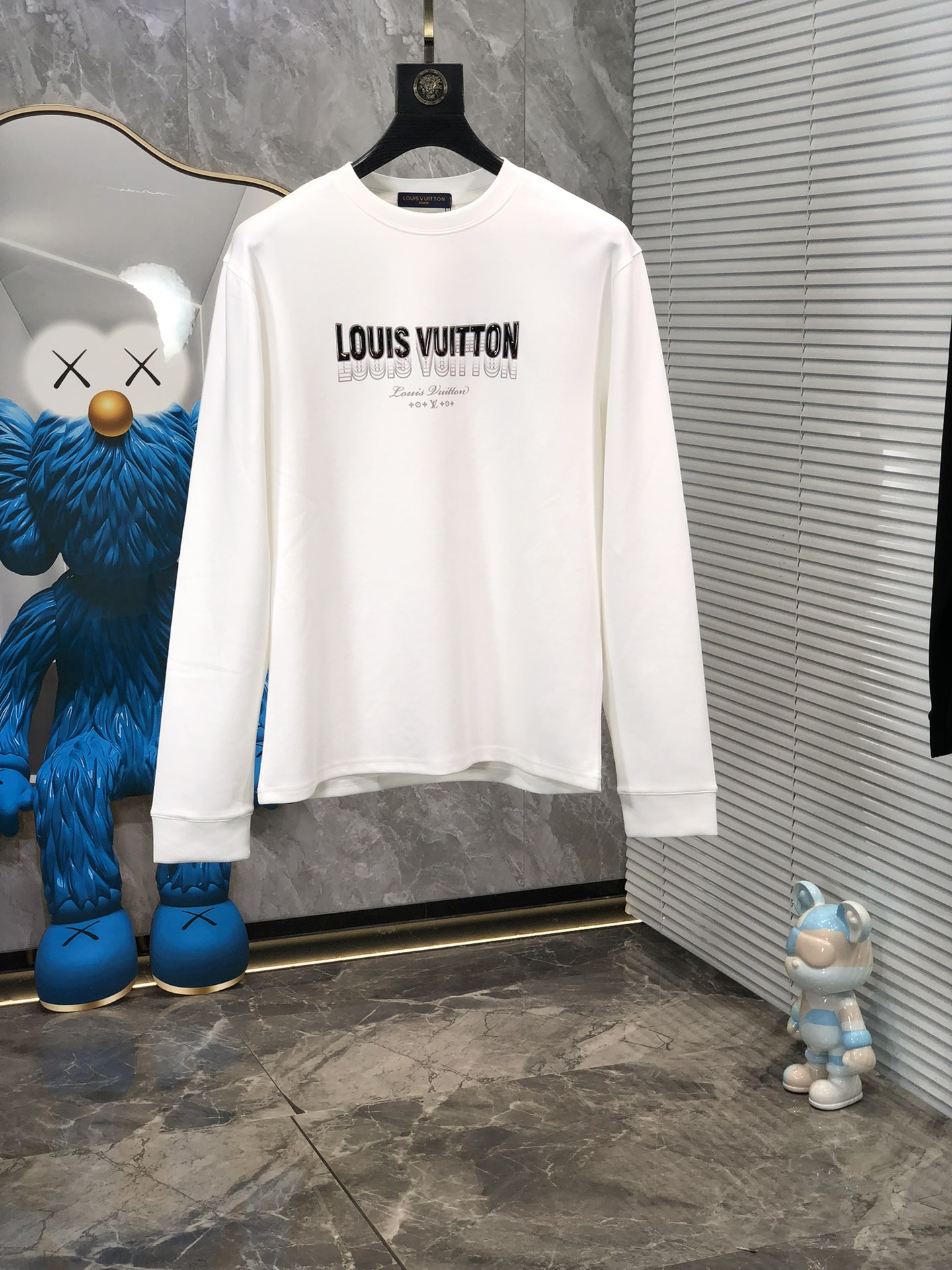 NO:116644,. .Lv.2025 early spring round neck long-sleeved base shirt top custom pure cotton fabric never pills comfortable and exquisite, sweat-absorbing and breathable, excellent upper body effect, fully reflecting the temperament and taste of a man, fashionable and elegant, noble background w simple and delicate design, perfect cut 6 meticulous materials, soft and comfortable feel, gorgeous colors, showing atmosphericity. Size M-3XL.m wear/130,,louis vuitton,alexander wang19860909. .Lv.2025早春圆领长袖打底衫顶级定制纯棉面料 绝不起球 舒适精致 吸汗透气 上身效果极佳 充分体现男人的气质与品位 时尚优雅 贵族底蕴 w简洁细腻的设计 裁剪完美 6用料一丝不苟 手感柔软舒适 华丽色彩 彰显大气.尺码M-3XL.m穿/130,,louis vuitton,alexander wang,Men's clothing