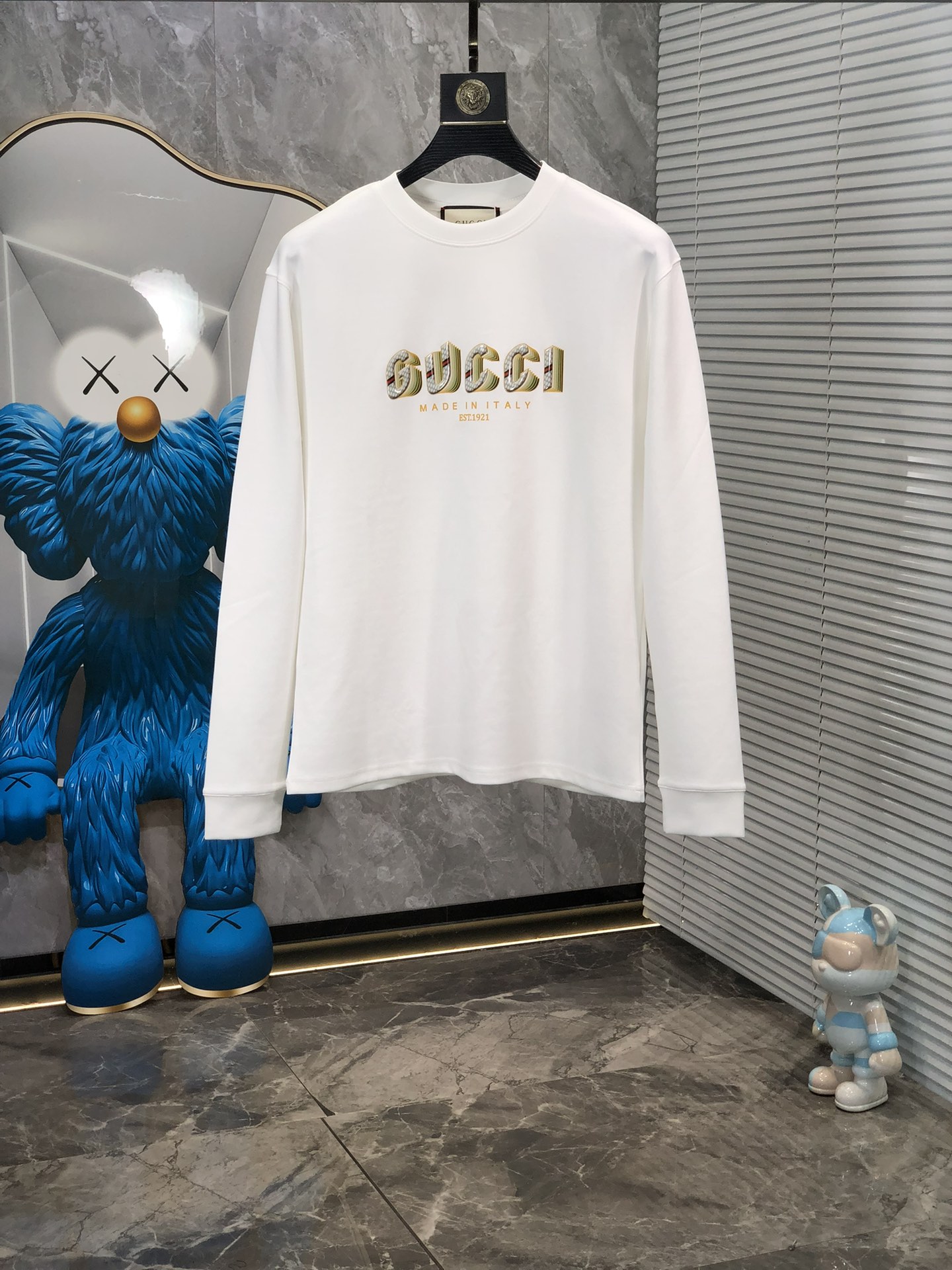 NO:116646,. .Gucci.2025 early spring round neck long-sleeved base shirt top custom pure cotton fabric never pills comfortable and exquisite, sweat-absorbing and breathable, excellent upper body effect, fully reflecting the temperament and taste of a man, fashionable and elegant, noble background w simple and delicate design, perfect cut 6 meticulous materials, soft and comfortable feel, gorgeous colors, showing atmosphericity. Size M-3XL.m wear/130,,gucci,alexander wang19860909. .Gucci.2025早春圆领长袖打底衫顶级定制纯棉面料 绝不起球 舒适精致 吸汗透气 上身效果极佳 充分体现男人的气质与品位 时尚优雅 贵族底蕴 w简洁细腻的设计 裁剪完美 6用料一丝不苟 手感柔软舒适 华丽色彩 彰显大气.尺码M-3XL.m穿/130,,gucci,alexander wang,Men's clothing