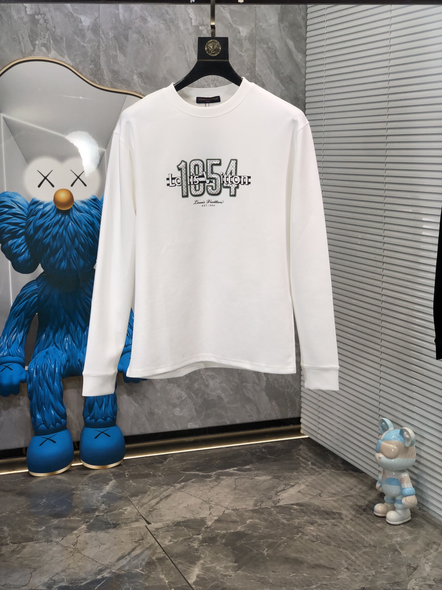 NO:116645,. .Lv.2025 early spring round neck long-sleeved base shirt top custom pure cotton fabric never pills comfortable and exquisite, sweat-absorbing and breathable, excellent upper body effect, fully reflecting the temperament and taste of a man, fashionable and elegant, noble background w simple and delicate design, perfect cut 6 meticulous materials, soft and comfortable feel, gorgeous colors, showing atmosphericity. Size M-3XL.m wear/130,,louis vuitton,alexander wang19860909. .Lv.2025早春圆领长袖打底衫顶级定制纯棉面料 绝不起球 舒适精致 吸汗透气 上身效果极佳 充分体现男人的气质与品位 时尚优雅 贵族底蕴 w简洁细腻的设计 裁剪完美 6用料一丝不苟 手感柔软舒适 华丽色彩 彰显大气.尺码M-3XL.m穿/130,,louis vuitton,alexander wang,Men's clothing