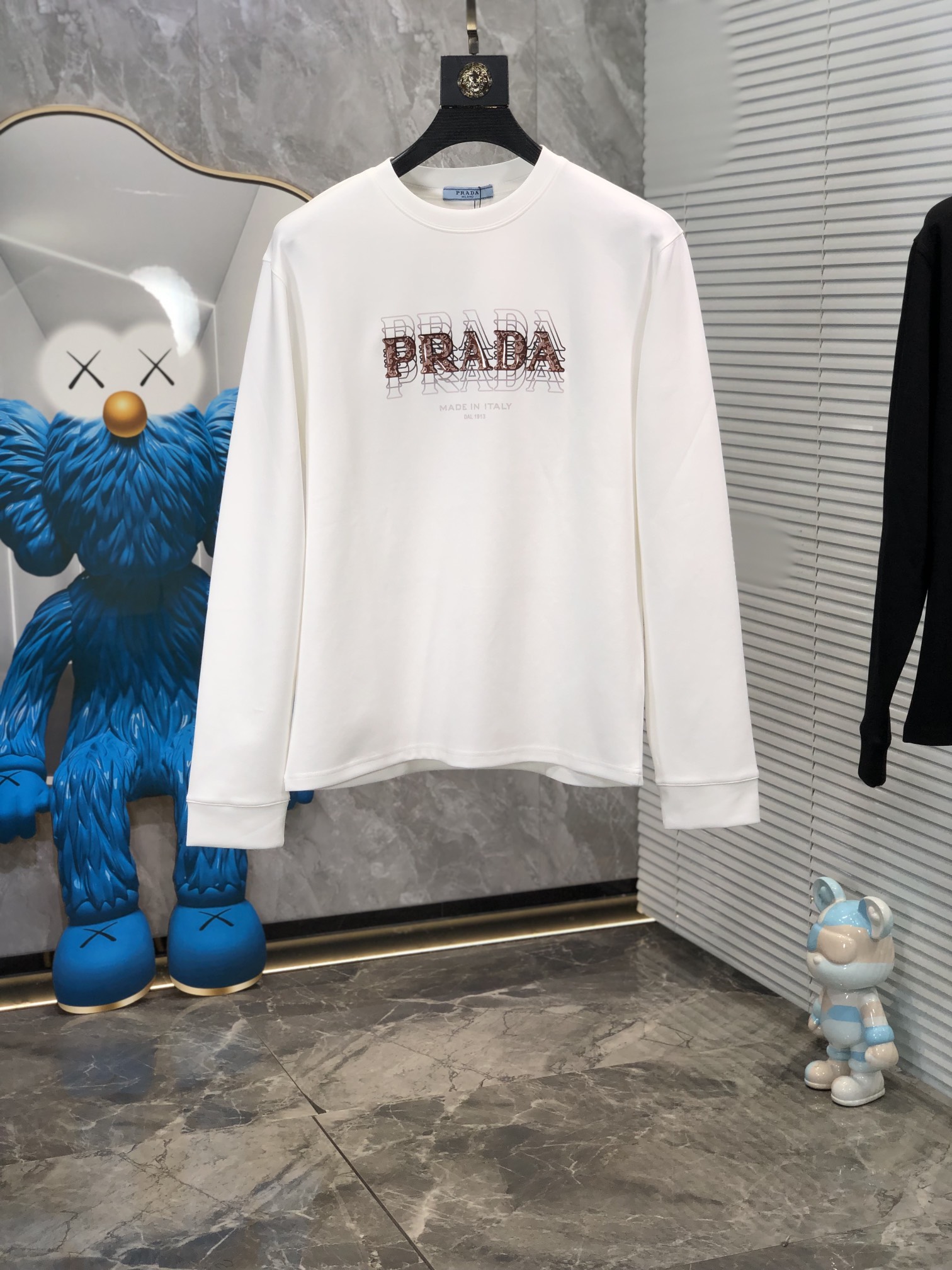 NO:116652,. .Prada.2025 early spring round neck long-sleeved base shirt top custom pure cotton fabric never pills comfortable and exquisite, sweat-absorbing and breathable, excellent upper body effect, fully reflecting the temperament and taste of a man, fashionable and elegant, noble background w simple and delicate design, perfect cut 6 meticulous materials, soft and comfortable feel, gorgeous colors, showing atmosphericity. Size M-3XL.m wear/130,,prada,alexander wang19860909. .普拉达.2025早春圆领长袖打底衫顶级定制纯棉面料 绝不起球 舒适精致 吸汗透气 上身效果极佳 充分体现男人的气质与品位 时尚优雅 贵族底蕴 w简洁细腻的设计 裁剪完美 6用料一丝不苟 手感柔软舒适 华丽色彩 彰显大气.尺码M-3XL.m穿/130,,prada,alexander wang,Men's clothing