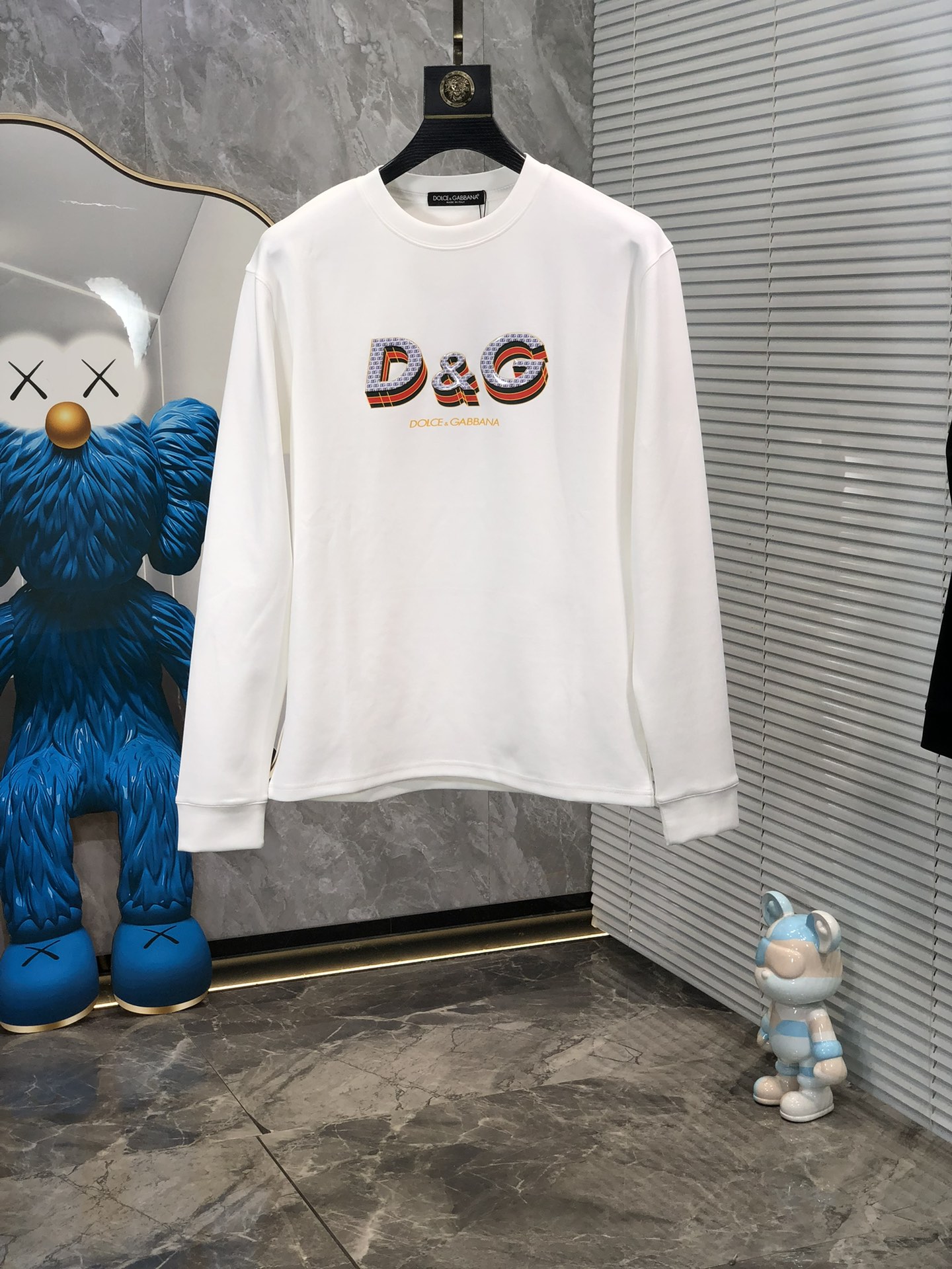 NO:116656,. .D&G.2025 early spring round neck long-sleeved base shirt top custom pure cotton fabric never pills comfortable and exquisite, sweat-absorbing and breathable, excellent upper body effect, fully reflecting the temperament and taste of a man, fashionable and elegant, noble background w simple and delicate design, perfect cut 6 meticulous materials, soft and comfortable feel, gorgeous colors, showing atmosphericity. Size M-3XL.m wear/130,,Dolce&Gabbana,alexander wang19860909. .D&G.2025早春圆领长袖打底衫顶级定制纯棉面料 绝不起球 舒适精致 吸汗透气 上身效果极佳 充分体现男人的气质与品位 时尚优雅 贵族底蕴 w简洁细腻的设计 裁剪完美 6用料一丝不苟 手感柔软舒适 华丽色彩 彰显大气.尺码M-3XL.m穿/130,,Dolce&Gabbana,alexander wang,Men's clothing