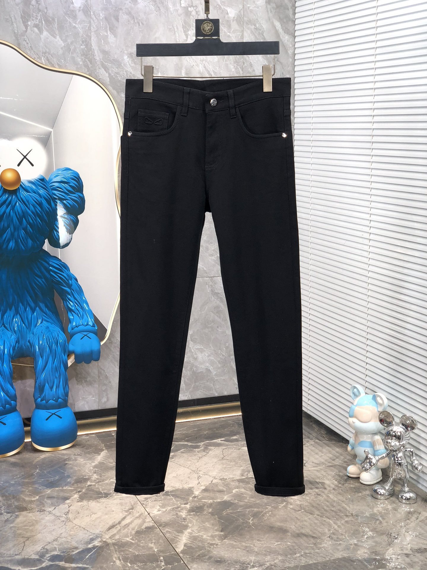 NO:118135,. .Fendi. 2025 new jeans, the latest popular commuting and versatile style, the same luxury, high-end style, design, the most first-class, imported primary color, tannin high elastic fabric, the color is very positive, high cost can produce good products, m The entire washing process is in line with environmental protection and irritating to human skin, 5 The pants are stylish and comfortable, with the natural and casual pants, perfect and both. The real thing is very beautiful, the details can show the careful craftsmanship, and the details can show the quality of the big brand. I think such a feature is enough to make people excited. Super versatile basic styles are all used, and they are very valuable and cost-effective!  Number of codes 29-38, fendi, jeans, alexander wang19860909. .芬迪.2025新款牛仔裤,最新爆款通勤百搭无论什么场合穿都一样奢华高端上档次款式设计最一流选用进口原色丹宁高弹面料颜色非常正原色,高成本才能出好货,m整个洗水工艺都是符合环保对人体皮肤0刺激的,5裤子有型又舒服具有休闲裤自然随性的特色,完美兼备.实物非常漂亮,细节上可见工艺用心,细节都能彰显大牌的品质感.我觉得这样一条特色足以让人心动.超百搭基本款人手一条,超值性价比！ 码数29-38,,fendi,jeans,alexander wang,Men's clothing