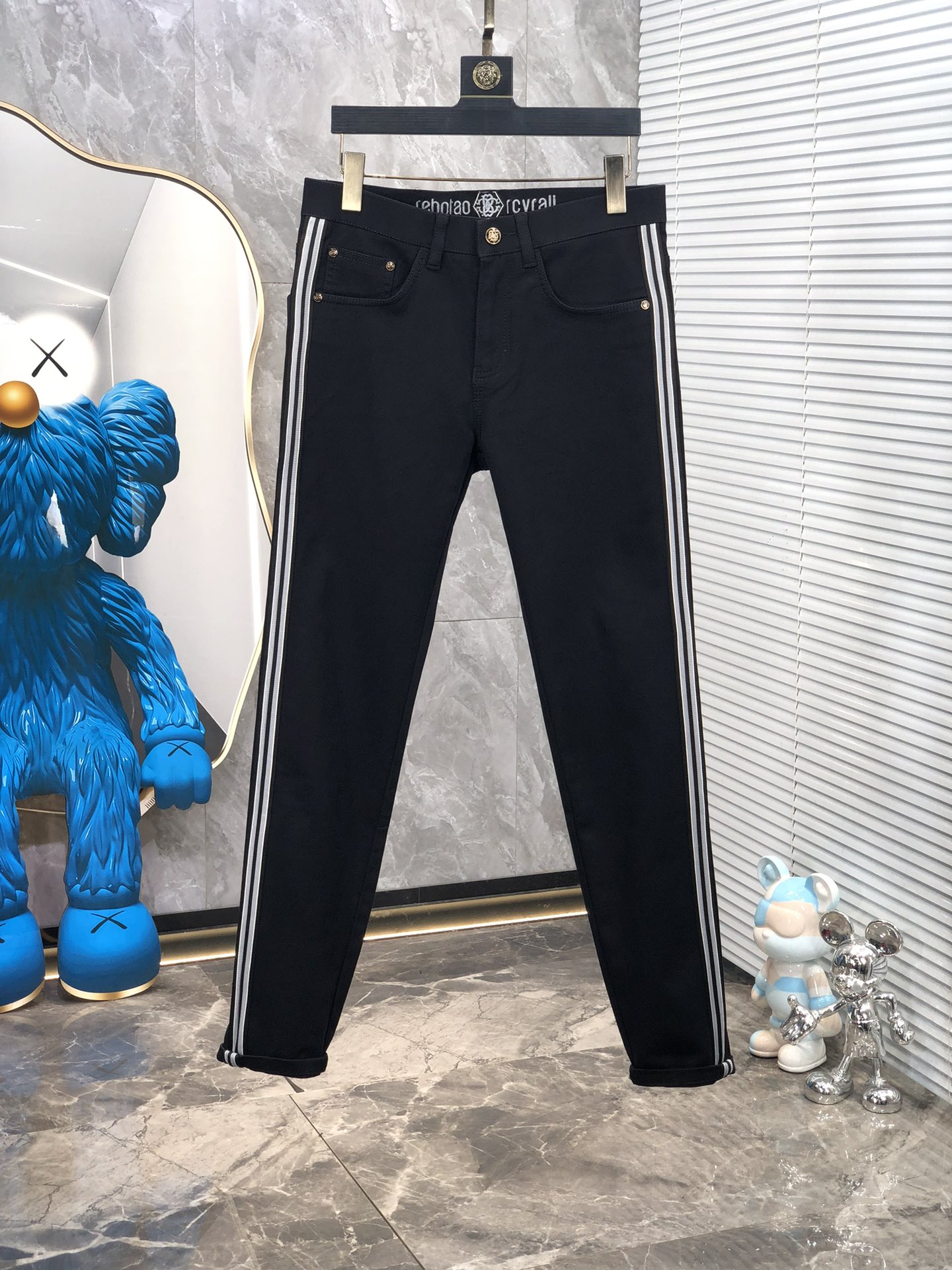 NO:118147,. Cavalli. 2025 new jeans, the latest popular commuting and versatile style, the same luxury, high-end and high-end style, the most first-class design is imported, the color is very positive, the color is high-cost, and the product is good, m, the entire washing process is in line with environmental protection, 0 irritating to human skin, 5 pants are stylish and comfortable, with the natural and casual pants, perfect. The real thing is very beautiful, the details can show the careful craftsmanship, and the details can show the quality of the big brand. I think such a feature is enough to make people excited. Super versatile basic styles are all used, and they are very valuable and cost-effective!  29-38, jeans,alexander wang19860909. .卡瓦利.2025新款牛仔裤,最新爆款通勤百搭无论什么场合穿都一样奢华高端上档次款式设计最一流选用进口原色丹宁高弹面料颜色非常正原色,高成本才能出好货,m整个洗水工艺都是符合环保对人体皮肤0刺激的,5裤子有型又舒服具有休闲裤自然随性的特色,完美兼备.实物非常漂亮,细节上可见工艺用心,细节都能彰显大牌的品质感.我觉得这样一条特色足以让人心动.超百搭基本款人手一条,超值性价比！ 码数29-38,,jeans,alexander wang,Men's clothing