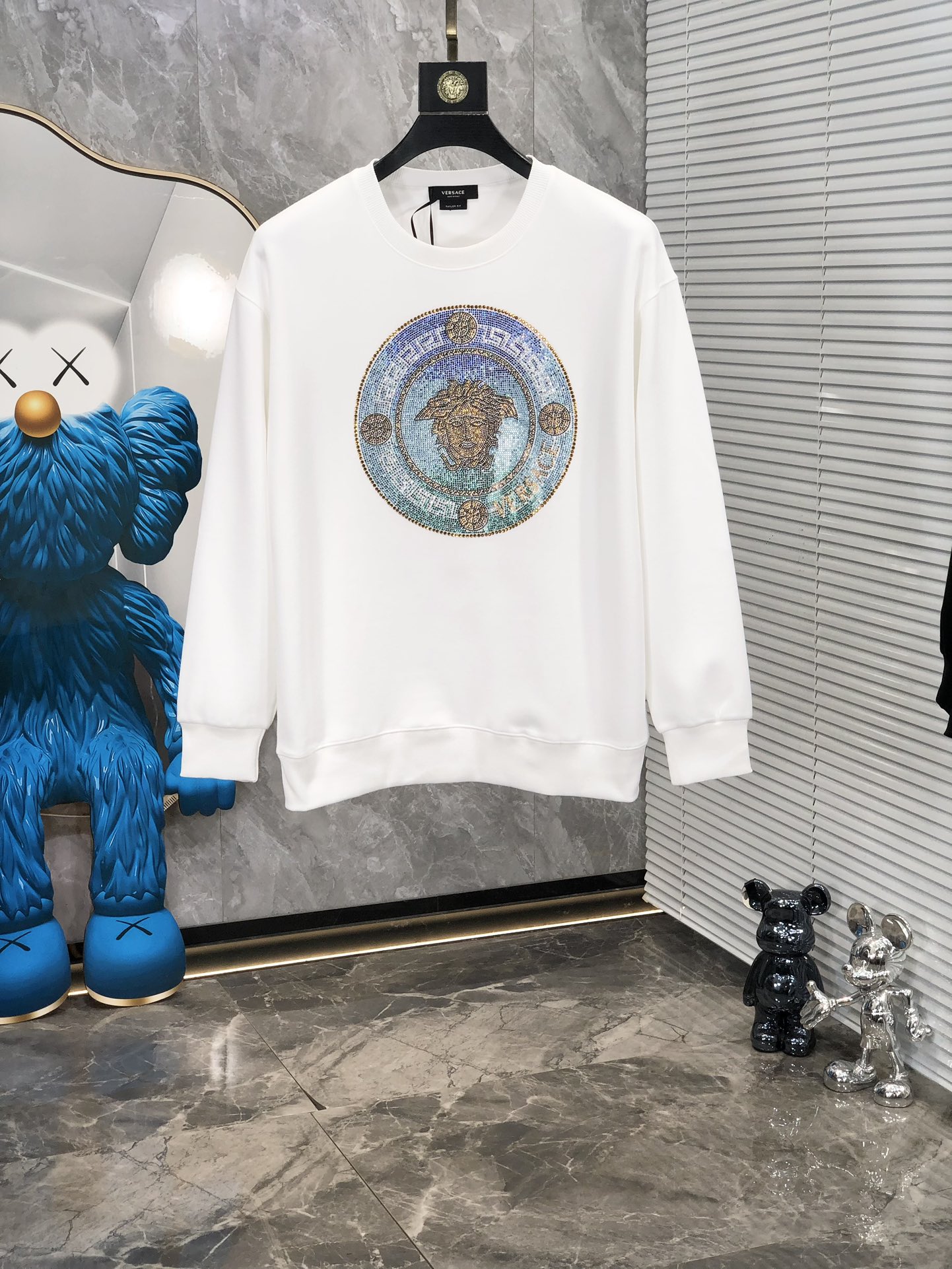 NO:123077,. Versace. Wear 220 catties. 2025ss early spring new style, the highest version of fashionable pullover sweatshirt, a must-have classic work every year. It is favored and praised by major stars. Z selects high-end European cotton blend fabrics, heavy craftsmanship production, logo design, soft and smooth, and dense texture!  Fashionable and stylish upper body!  Impressive must-choose styles for autumn. The number of code m-5xL m wears 175/130, versace, hoodie, sweatshirts, alexander wang19860909. .范思哲.穿220斤.2025ss早春大爆新款,最高版本时尚套头卫衣、每年必出的经典之作.受各大明星的青睐推崇,z精选高端欧棉混纺面料,重工艺制作,logo设计,柔软顺滑,质地密实！上身时尚有型！秋季无可挑剔必选款式之 码数m-5xL m穿175/130,,versace,hoodie,sweatshirts,alexander wang,Men's clothing