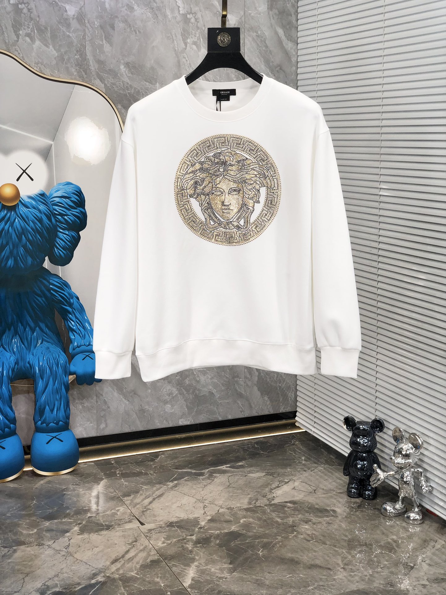 NO:123083,. Versace. Wear 220 catties. 2025ss early spring new style, the highest version of fashionable pullover sweatshirt, a must-have classic work every year. It is favored and praised by major stars. Z selects high-end European cotton blend fabrics, heavy craftsmanship production, logo design, soft and smooth, and dense texture!  Fashionable and stylish upper body!  Impressive must-choose styles for autumn. The number of code m-5xL m wears 175/130, versace, hoodie, sweatshirts, alexander wang19860909. .范思哲.穿220斤.2025ss早春大爆新款,最高版本时尚套头卫衣、每年必出的经典之作.受各大明星的青睐推崇,z精选高端欧棉混纺面料,重工艺制作,logo设计,柔软顺滑,质地密实！上身时尚有型！秋季无可挑剔必选款式之 码数m-5xL m穿175/130,,versace,hoodie,sweatshirts,alexander wang,Men's clothing