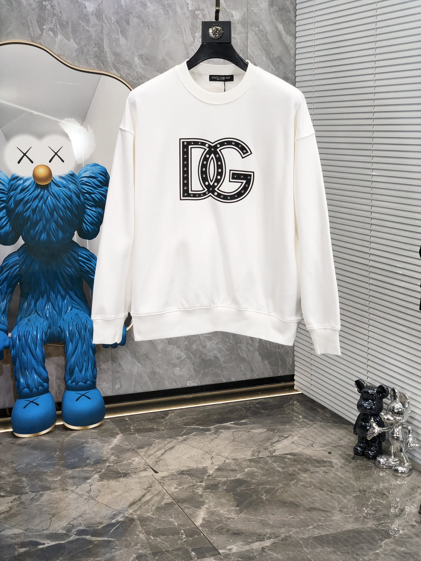 NO:118151,.D&G.25 new classic round neck sweatshirt with classic logo embellishment, k details cannot be picked, it is of great classiness and luxurious recognition!  Wearing it is comfortable and slim, lazy and casual, especially pleasing to look at. D is suitable for daily wear. The fabric is made of 450g double-strand large terry loop fabric. It feels very comfortable, fashionable and personalized. A super versatile and beautiful sweatshirt.s-xxL.s wear 175/130, Dolce & Gabbana, hoodie, sweatshirts, alexander wang19860909.D&G.25新款经典圆领卫衣 经典标识logo点缀,k细节无法挑剔,极具档次感与奢华辨识度！穿上就是舒适自在又显瘦的存在,慵懒而随性,特别耐看,d适合日常穿着～面料采用450g双股大毛圈面料 手感非常舒服 时尚又个性 超级百搭好看的一款卫衣.s-xxL.s穿175/130,,Dolce&Gabbana,hoodie,sweatshirts,alexander wang,Men's clothing