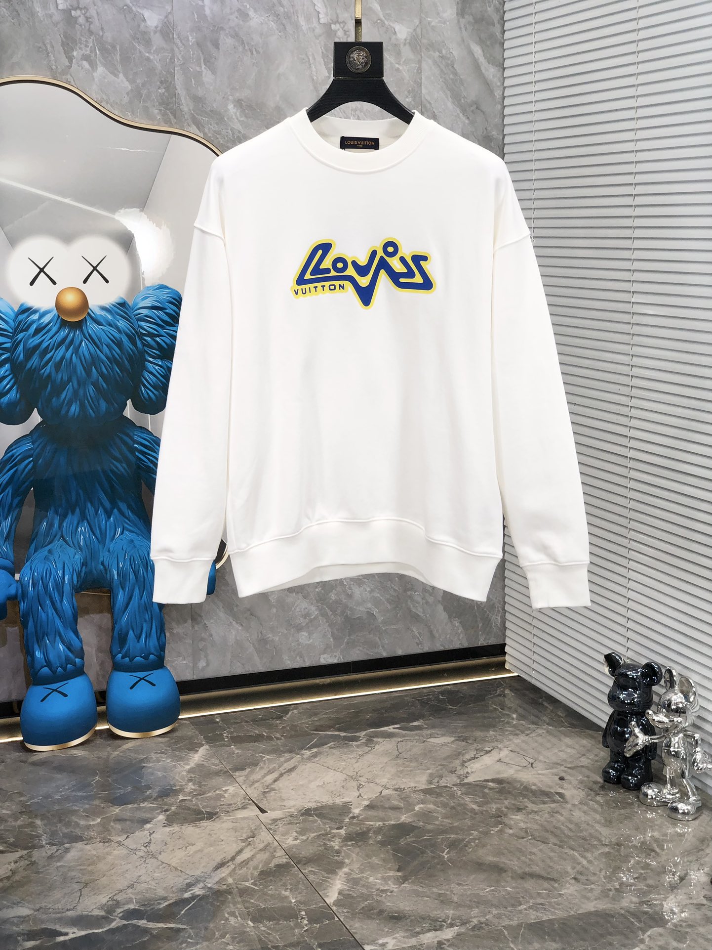 NO:118155,.Lv.25 new classic round-neck sweatshirt with classic logo embellishments, k details cannot be picked, it is of great classiness and luxurious recognition!  Wearing it is comfortable and slim, lazy and casual, especially pleasing to look at. D is suitable for daily wear. The fabric is made of 450g double-strand large terry loop fabric. It feels very comfortable, fashionable and personalized. A super versatile and beautiful sweatshirt.s-xxL.s wear 175/130,,louis vuitton,hoodie,sweatshirts,alexander wang19860909.Lv.25新款经典圆领卫衣 经典标识logo点缀,k细节无法挑剔,极具档次感与奢华辨识度！穿上就是舒适自在又显瘦的存在,慵懒而随性,特别耐看,d适合日常穿着～面料采用450g双股大毛圈面料 手感非常舒服 时尚又个性 超级百搭好看的一款卫衣.s-xxL.s穿175/130,,louis vuitton,hoodie,sweatshirts,alexander wang,Men's clothing