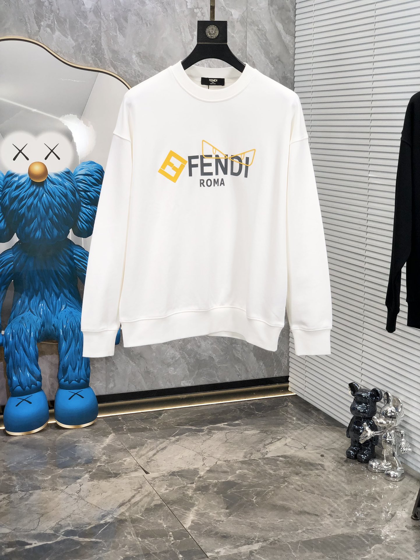 NO:118157,.Fendi.25 new classic round neck sweatshirt with classic logo embellishment, k details cannot be picked, it is of great classiness and luxurious recognition!  Wearing it is comfortable and slim, lazy and casual, especially durable, d is suitable for daily wear ~ The fabric is made of 450g double-strand large terry loop fabric, very comfortable to touch, fashionable and personalized, a super versatile and beautiful sweatshirt.s-xxL.s wear 175/130, fendi, hoodie, sweatshirts, alexander wang19860909.芬迪.25新款经典圆领卫衣 经典标识logo点缀,k细节无法挑剔,极具档次感与奢华辨识度！穿上就是舒适自在又显瘦的存在,慵懒而随性,特别耐看,d适合日常穿着～面料采用450g双股大毛圈面料 手感非常舒服 时尚又个性 超级百搭好看的一款卫衣.s-xxL.s穿175/130,,fendi,hoodie,sweatshirts,alexander wang,Men's clothing