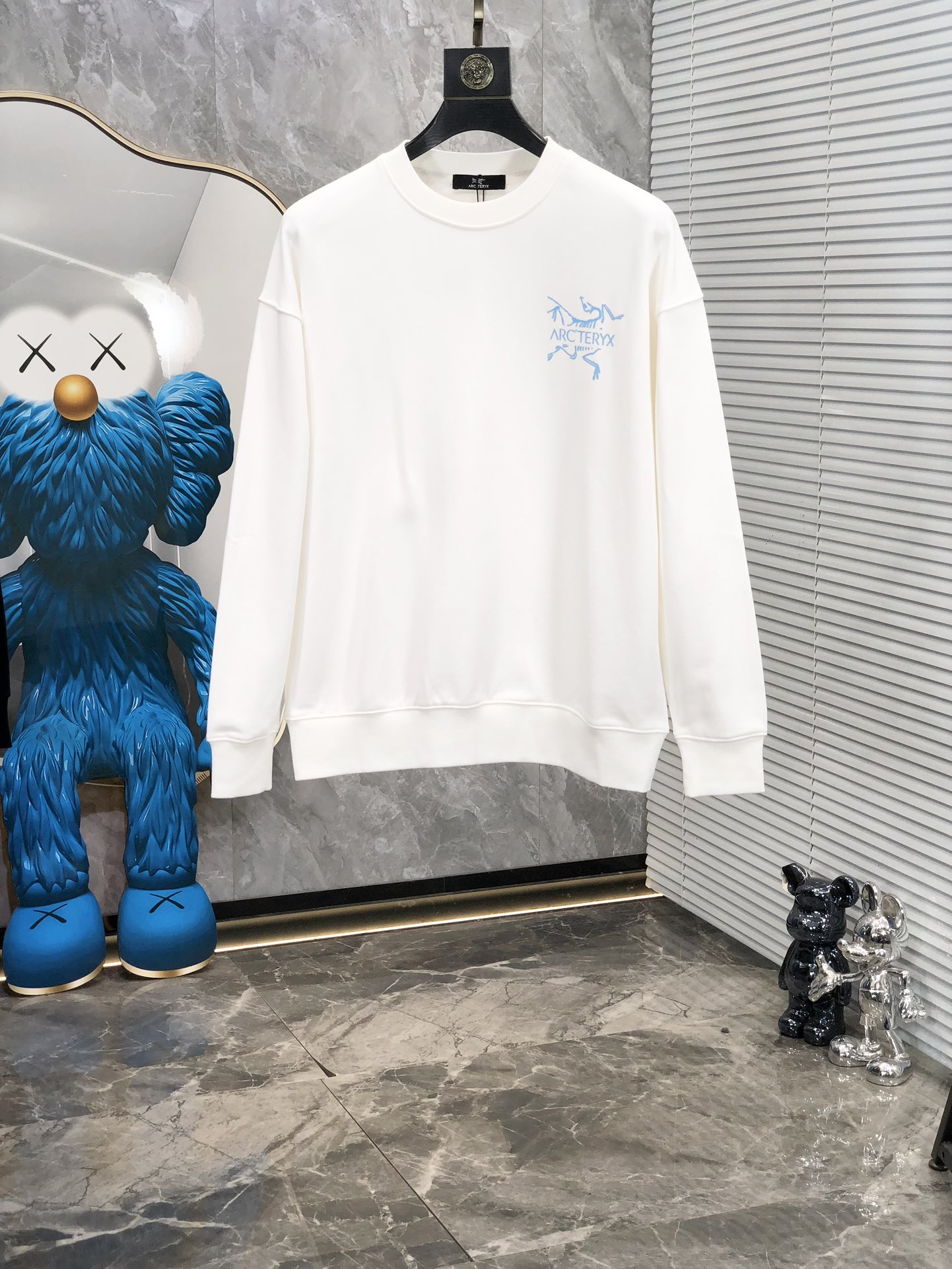 NO:118159,.Archaeon Bird. 25 new classic round-neck sweatshirt with classic logo embellishment, k details cannot be picked, it is of great classiness and luxurious recognition!  Wearing it is comfortable and slim, lazy and casual, especially pleasing to look at. D is suitable for daily wear. The fabric is made of 450g double-strand large terry loop fabric. It feels very comfortable to touch, fashionable and personalized. A super versatile and beautiful sweatshirt.s-xxL.s wear 175/130, arc'teryx, hoodie, sweatshirts, alexander wang19860909.始祖鸟.25新款经典圆领卫衣 经典标识logo点缀,k细节无法挑剔,极具档次感与奢华辨识度！穿上就是舒适自在又显瘦的存在,慵懒而随性,特别耐看,d适合日常穿着～面料采用450g双股大毛圈面料 手感非常舒服 时尚又个性 超级百搭好看的一款卫衣.s-xxL.s穿175/130,arc'teryx,hoodie,sweatshirts,alexander wang,Men's clothing