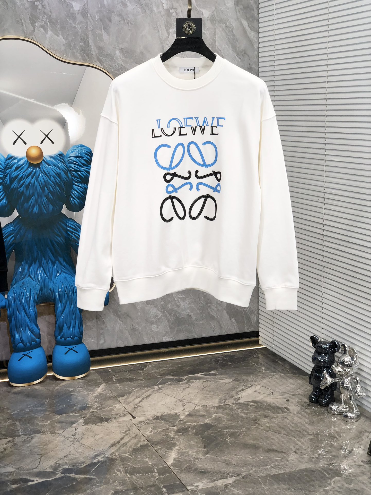 NO:118161,. Luo Yiwei. 25 new classic round-neck sweatshirt with classic logo embellishment, k details cannot be picked, it is of great classiness and luxurious recognition!  Wearing it is comfortable and slim, lazy and casual, especially pleasing to look at. D is suitable for daily wear. The fabric is made of 450g double-strand large terry loop fabric. It feels very comfortable to touch, fashionable and personalized. A super versatile and beautiful sweatshirt.s-xxL.s wear 175/130, loewe, hoodie, sweatshirts, alexander wang19860909.罗意威.25新款经典圆领卫衣 经典标识logo点缀,k细节无法挑剔,极具档次感与奢华辨识度！穿上就是舒适自在又显瘦的存在,慵懒而随性,特别耐看,d适合日常穿着～面料采用450g双股大毛圈面料 手感非常舒服 时尚又个性 超级百搭好看的一款卫衣.s-xxL.s穿175/130,,loewe,hoodie,sweatshirts,alexander wang,Men's clothing