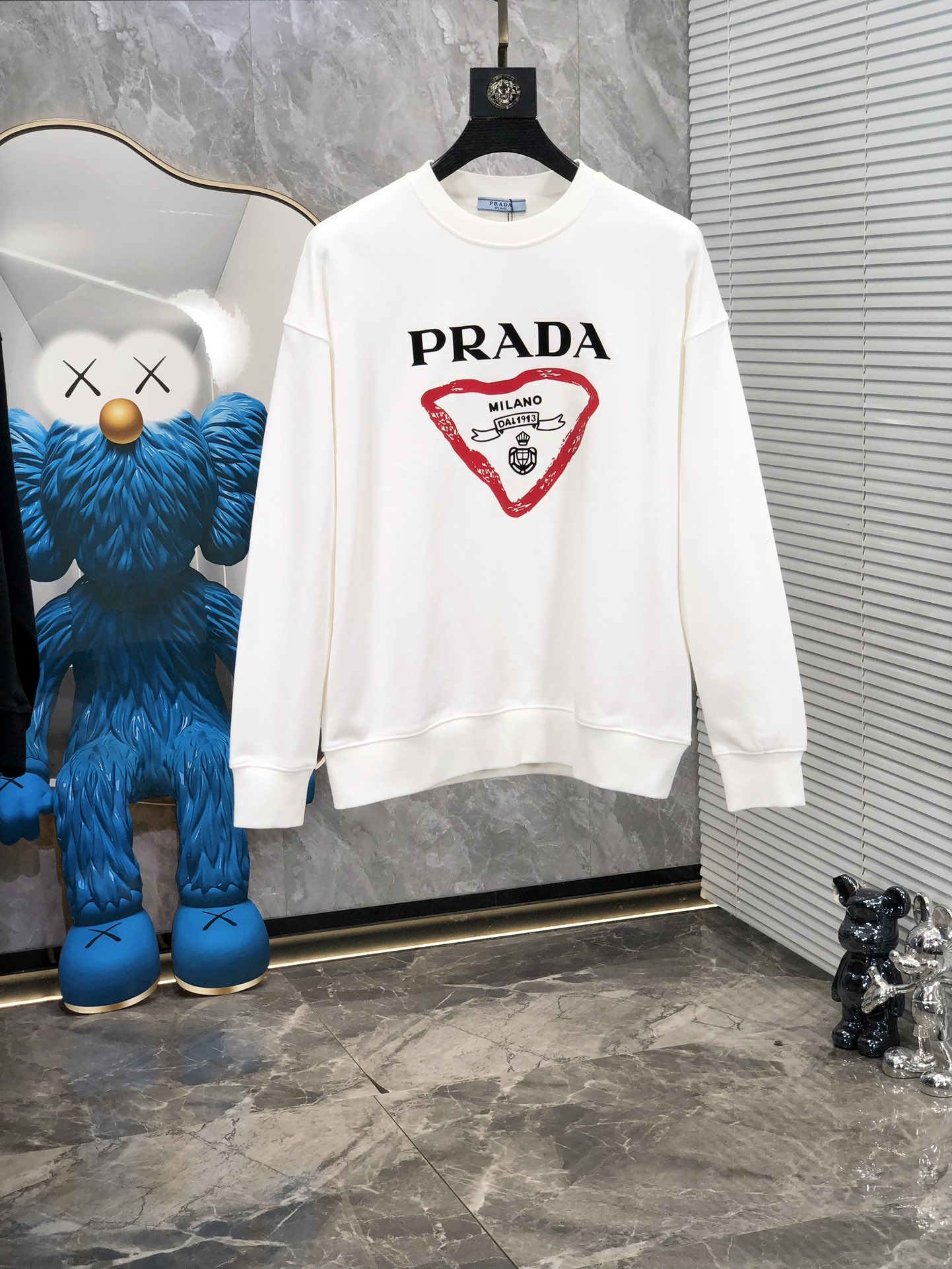 NO:118150,.Prada.25 new classic round-neck sweatshirt with classic logo embellishment, k details cannot be picked, it is of great classiness and luxurious recognition!  Wearing it is comfortable and slim, lazy and casual, especially pleasing to look at. D is suitable for daily wear. The fabric is made of 450g double-strand large terry loop fabric. It feels very comfortable, fashionable and personalized. A super versatile and beautiful sweatshirt.s-xxL.s wear 175/130, prada, hoodie, sweatshirts, alexander wang19860909.普拉达.25新款经典圆领卫衣 经典标识logo点缀,k细节无法挑剔,极具档次感与奢华辨识度！穿上就是舒适自在又显瘦的存在,慵懒而随性,特别耐看,d适合日常穿着～面料采用450g双股大毛圈面料 手感非常舒服 时尚又个性 超级百搭好看的一款卫衣.s-xxL.s穿175/130,,prada,hoodie,sweatshirts,alexander wang,Men's clothing