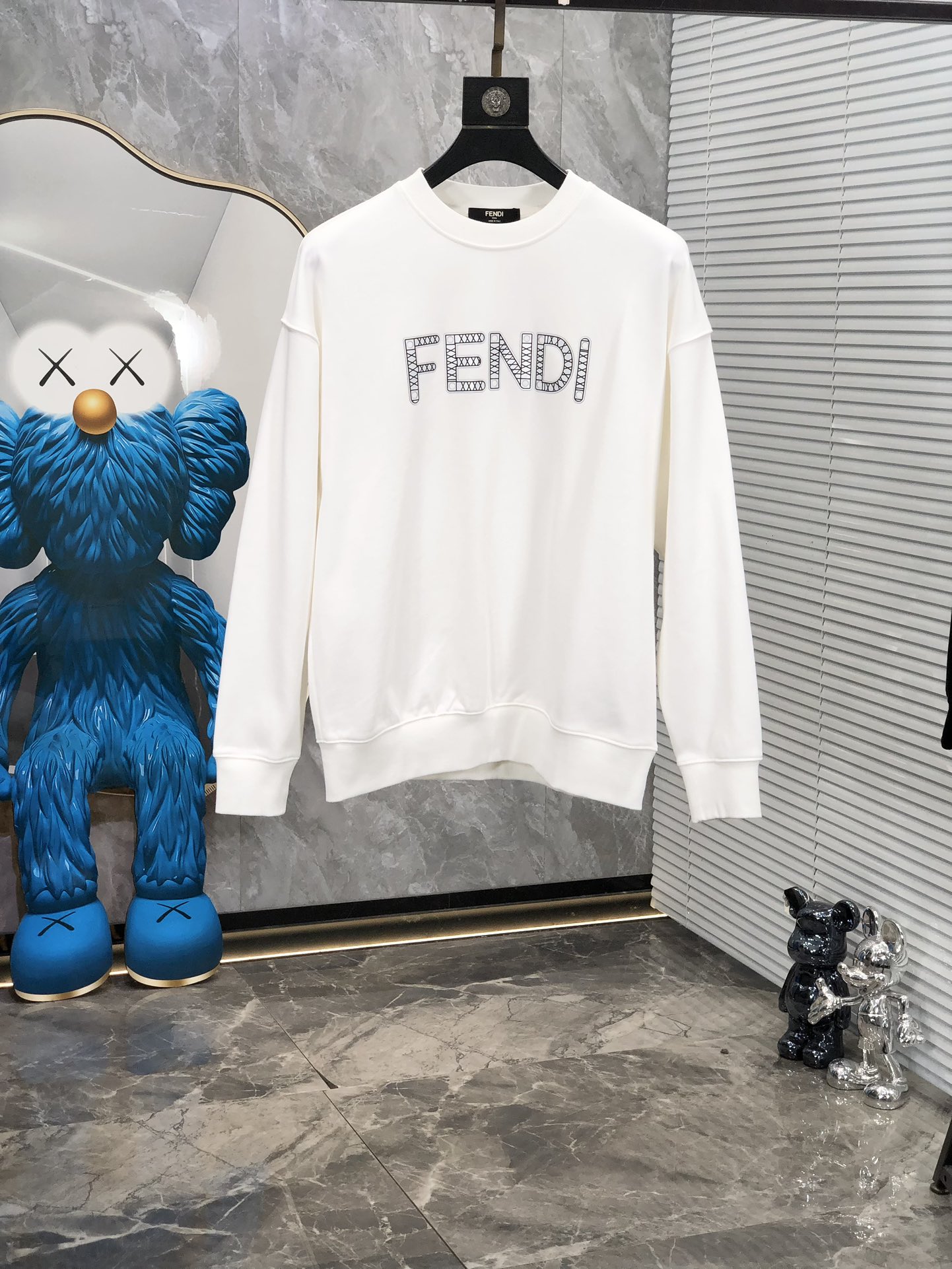 NO:118152,.Fendi.25 new classic round neck sweatshirt with classic logo embellishment, k details cannot be picked, it is of great classiness and luxurious recognition!  Wearing it is comfortable and slim, lazy and casual, especially durable, d is suitable for daily wear ~ The fabric is made of 450g double-strand large terry loop fabric, very comfortable to touch, fashionable and personalized, a super versatile and beautiful sweatshirt.s-xxL.s wear 175/130, fendi, hoodie, sweatshirts, alexander wang19860909.芬迪.25新款经典圆领卫衣 经典标识logo点缀,k细节无法挑剔,极具档次感与奢华辨识度！穿上就是舒适自在又显瘦的存在,慵懒而随性,特别耐看,d适合日常穿着～面料采用450g双股大毛圈面料 手感非常舒服 时尚又个性 超级百搭好看的一款卫衣.s-xxL.s穿175/130,,fendi,hoodie,sweatshirts,alexander wang,Men's clothing