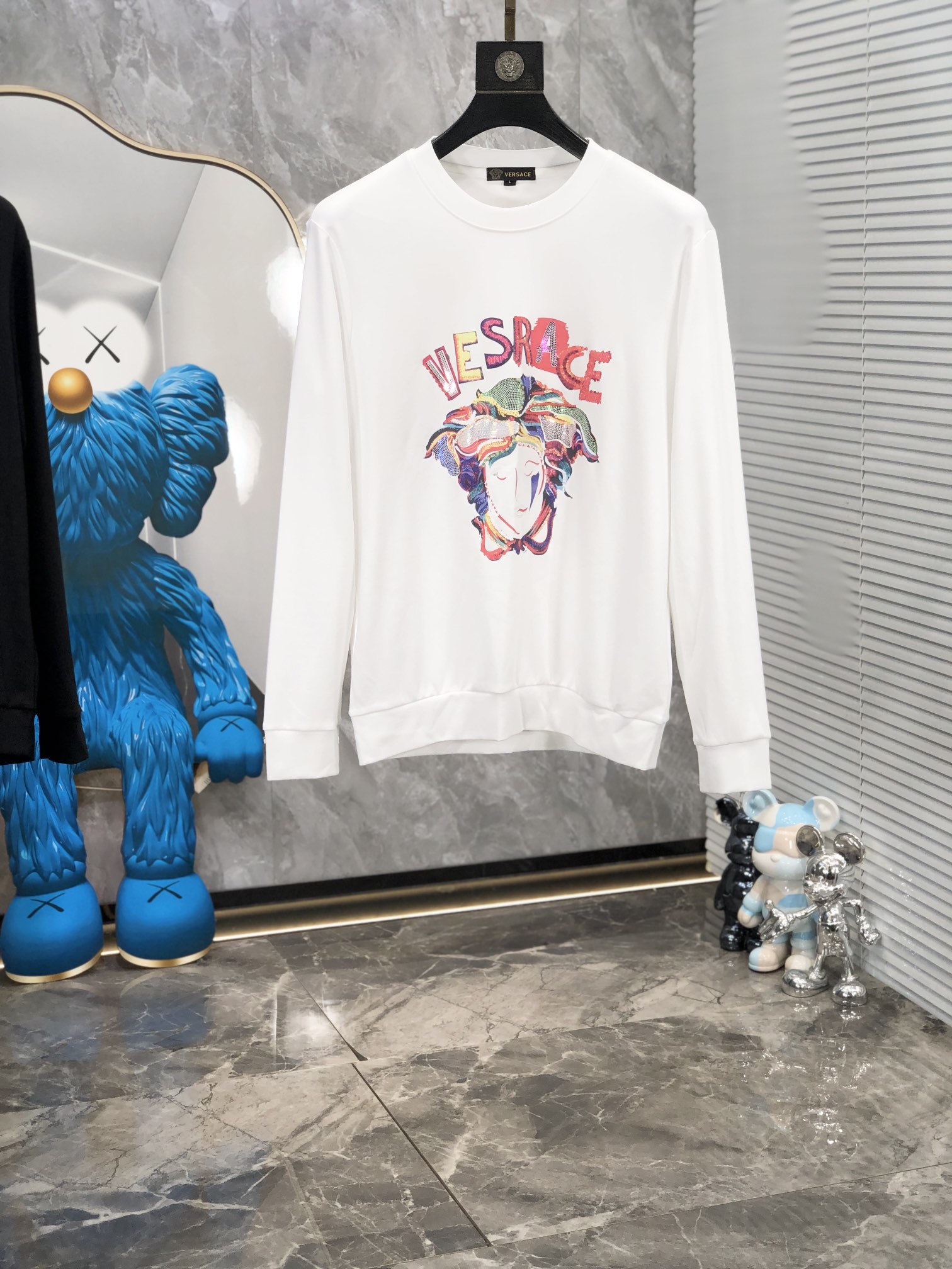 NO:124865,.Versey. 2025 early spring high-end customization. Latest sweatshirt. High-end exquisite and not exaggerated, fashionable and casual round neck style, customized mulberry silk cotton!  Technology fabric, L custom original thread, extremely high grade, exquisite craftsmanship, handsome upper body, size m-xxxL.m wear 175/130 catties, versace, hoodie, sweatshirts, alexander wang19860909.范思哲.2025早春高端定制. 最新卫衣.高端精致且不浮夸,d时尚休闲圆领款,定制桑蚕丝棉！科技面料,L定制原版螺纹,档次极高,工艺精湛,上身帅到爆,尺码m-xxxL.m穿175/130斤,,versace,hoodie,sweatshirts,alexander wang,Men's clothing