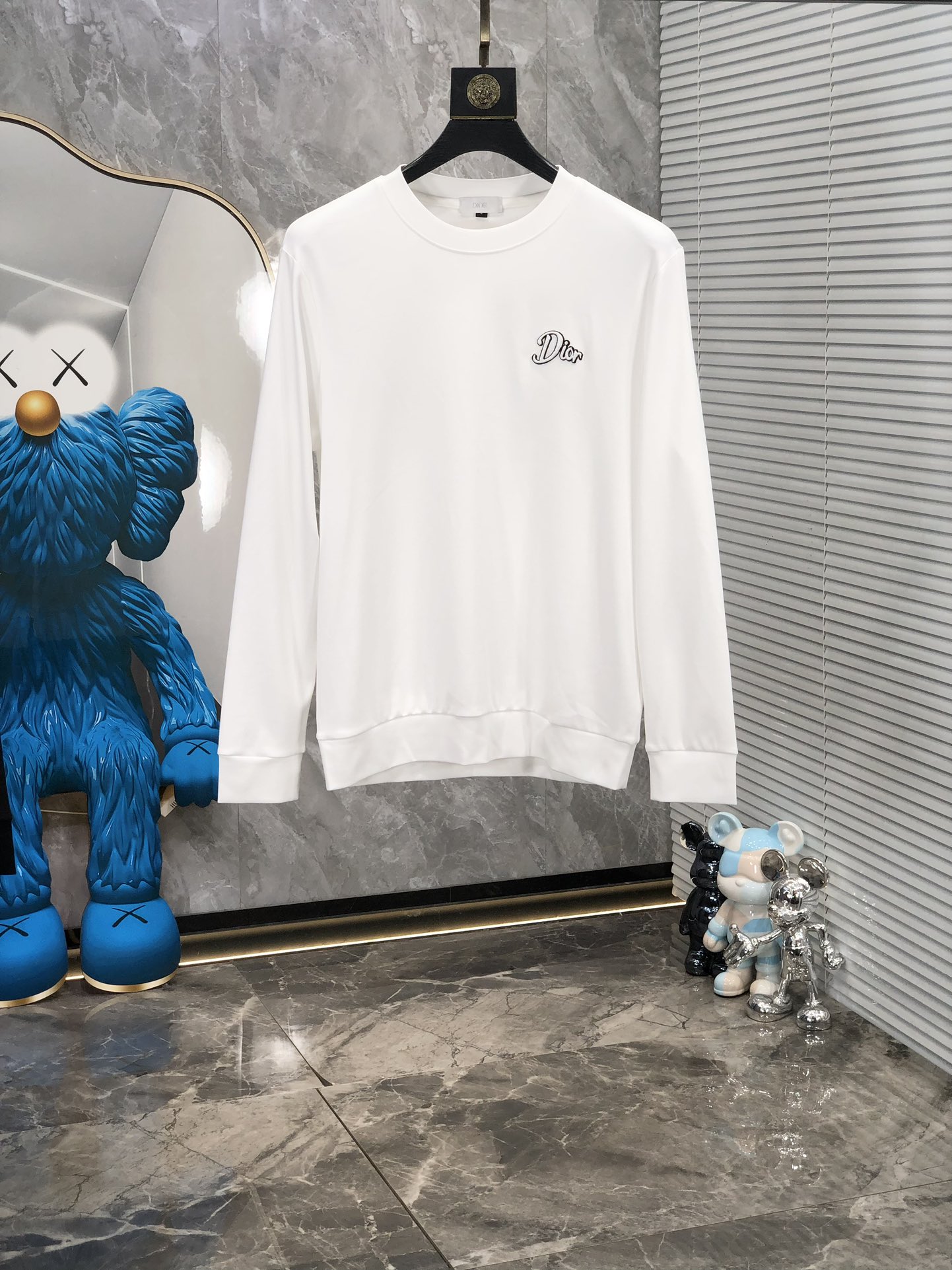 NO:124867,.Dior.2025 high-end customization in early spring. The latest sweatshirt. High-end exquisite and not exaggerated, fashionable and casual round neck style, customized mulberry silk cotton!  Technology fabric, L custom original thread, extremely high grade, exquisite craftsmanship, handsome upper body, size m-xxxL.m wear 175/130 catties, dior, hoodie, sweatshirts, alexander wang19860909.Dior.2025早春高端定制. 最新卫衣.高端精致且不浮夸,d时尚休闲圆领款,定制桑蚕丝棉！科技面料,L定制原版螺纹,档次极高,工艺精湛,上身帅到爆,尺码m-xxxL.m穿175/130斤,,dior,hoodie,sweatshirts,alexander wang,Men's clothing