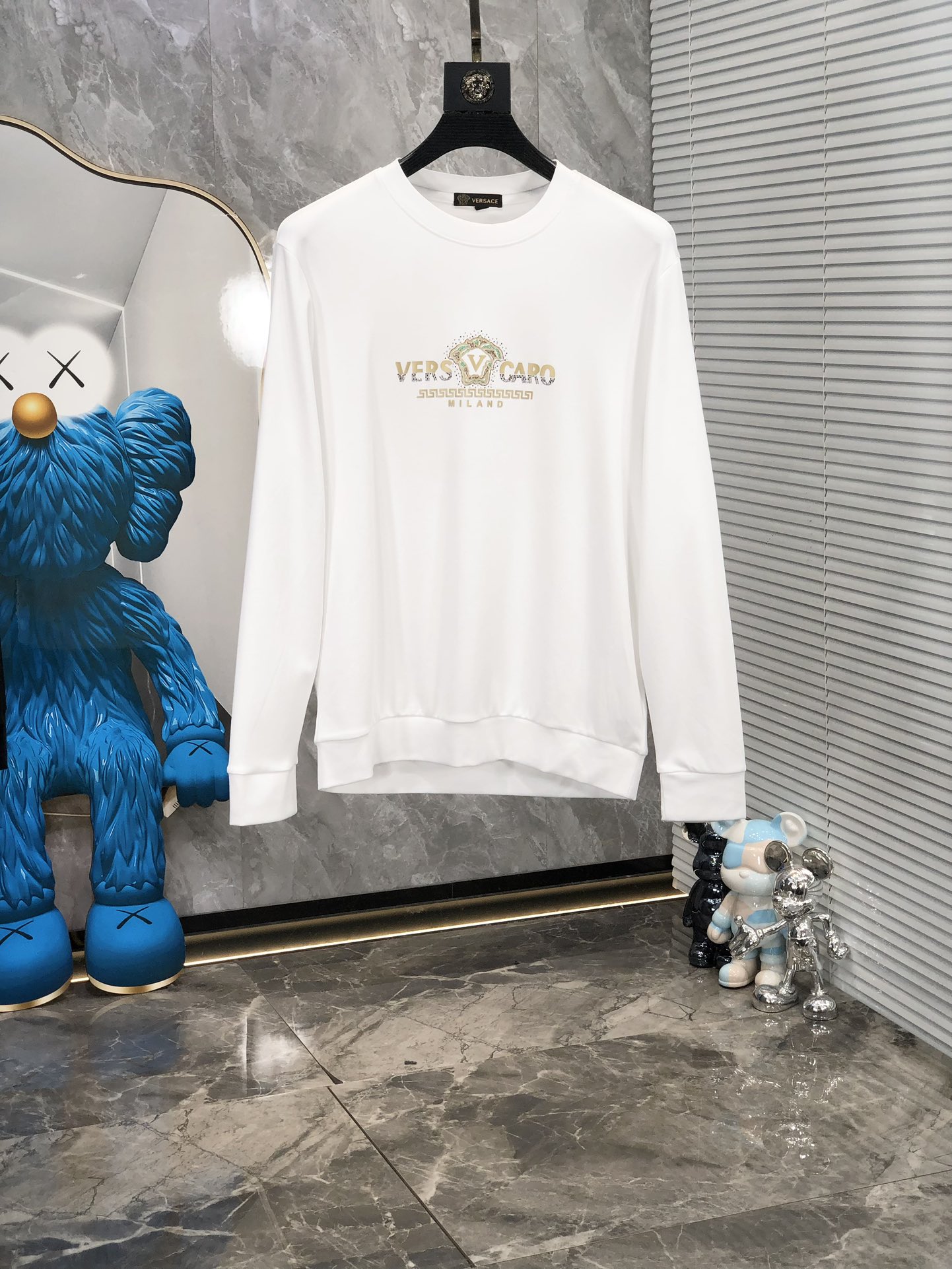 NO:124854,.Versey. 2025 early spring high-end customization. Latest sweatshirt. High-end exquisite and not exaggerated, fashionable and casual round neck style, customized mulberry silk cotton!  Technology fabric, L custom original thread, extremely high grade, exquisite craftsmanship, handsome upper body, size m-xxxL.m wear 175/130 catties, versace, hoodie, sweatshirts, alexander wang19860909.范思哲.2025早春高端定制. 最新卫衣.高端精致且不浮夸,d时尚休闲圆领款,定制桑蚕丝棉！科技面料,L定制原版螺纹,档次极高,工艺精湛,上身帅到爆,尺码m-xxxL.m穿175/130斤,,versace,hoodie,sweatshirts,alexander wang,Men's clothing