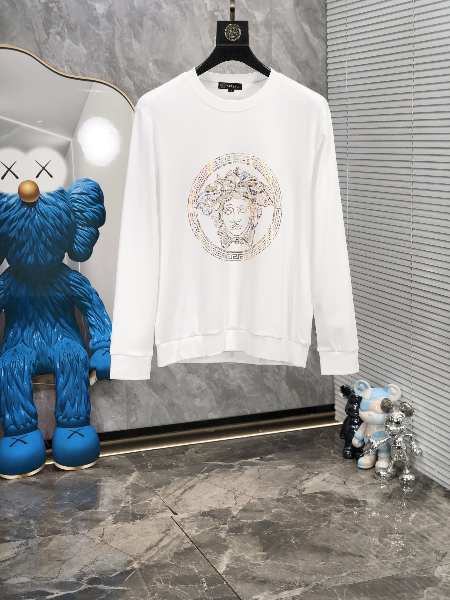 NO:124858,.Versey. 2025 early spring high-end customization. Latest sweatshirt. High-end exquisite and not exaggerated, fashionable and casual round neck style, customized mulberry silk cotton!  Technology fabric, L custom original thread, extremely high grade, exquisite craftsmanship, handsome upper body, size m-xxxL.m wear 175/130 catties, versace, hoodie, sweatshirts, alexander wang19860909.范思哲.2025早春高端定制. 最新卫衣.高端精致且不浮夸,d时尚休闲圆领款,定制桑蚕丝棉！科技面料,L定制原版螺纹,档次极高,工艺精湛,上身帅到爆,尺码m-xxxL.m穿175/130斤,,versace,hoodie,sweatshirts,alexander wang,Men's clothing