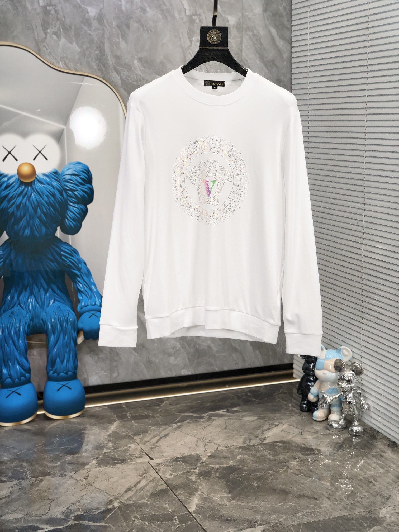 NO:124862,.Versey. 2025 early spring high-end customization. Latest sweatshirt. High-end exquisite and not exaggerated, fashionable and casual round neck style, customized mulberry silk cotton!  Technology fabric, L custom original thread, extremely high grade, exquisite craftsmanship, handsome upper body, size m-xxxL.m wear 175/130 catties, versace, hoodie, sweatshirts, alexander wang19860909.范思哲.2025早春高端定制. 最新卫衣.高端精致且不浮夸,d时尚休闲圆领款,定制桑蚕丝棉！科技面料,L定制原版螺纹,档次极高,工艺精湛,上身帅到爆,尺码m-xxxL.m穿175/130斤,,versace,hoodie,sweatshirts,alexander wang,Men's clothing