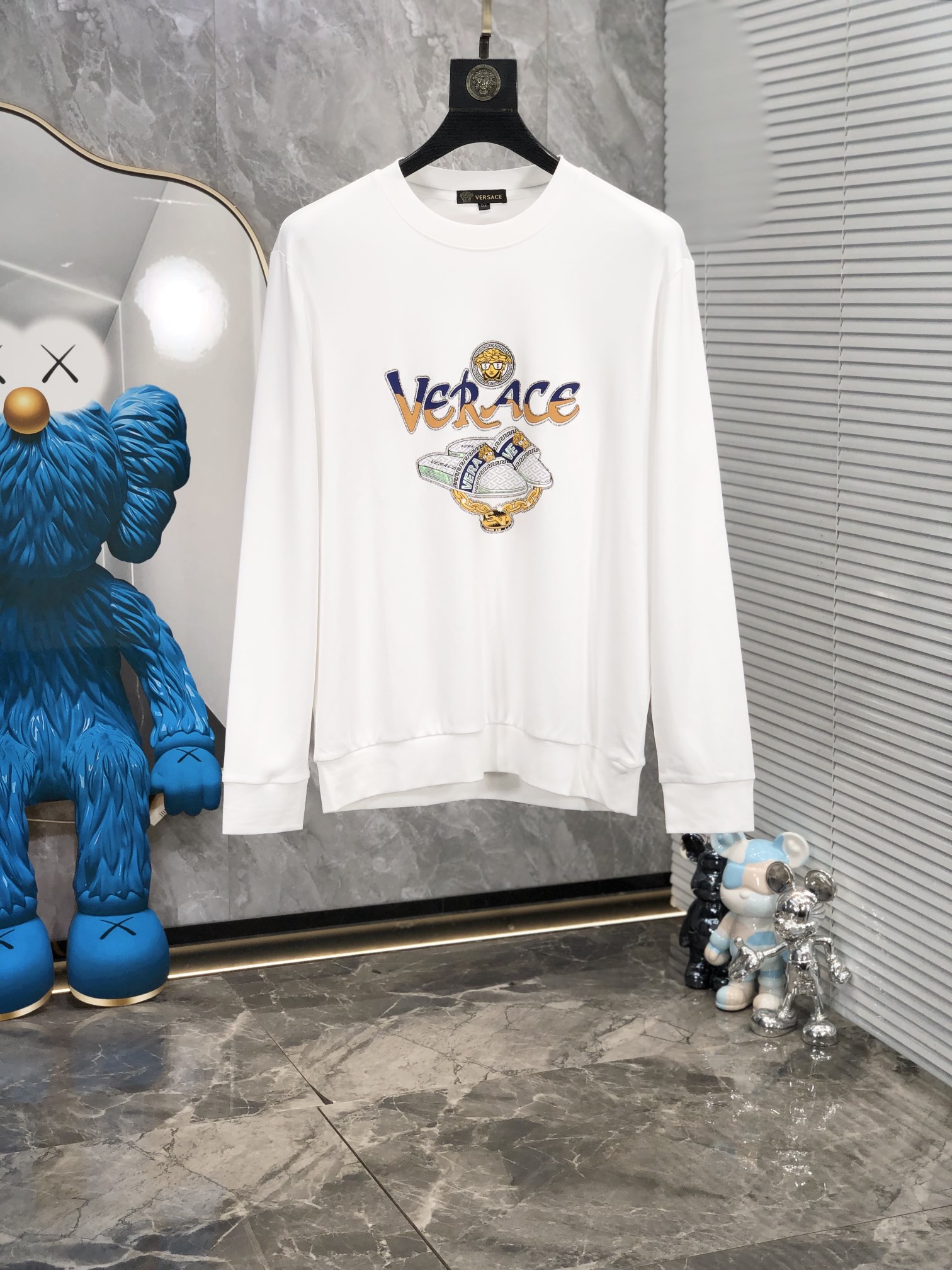 NO:124866,.Versey. 2025 early spring high-end customization. Latest sweatshirt. High-end exquisite and not exaggerated, fashionable and casual round neck style, customized mulberry silk cotton!  Technology fabric, L custom original thread, extremely high grade, exquisite craftsmanship, handsome upper body, size m-xxxL.m wear 175/130 catties, versace, hoodie, sweatshirts, alexander wang19860909.范思哲.2025早春高端定制. 最新卫衣.高端精致且不浮夸,d时尚休闲圆领款,定制桑蚕丝棉！科技面料,L定制原版螺纹,档次极高,工艺精湛,上身帅到爆,尺码m-xxxL.m穿175/130斤,,versace,hoodie,sweatshirts,alexander wang,Men's clothing