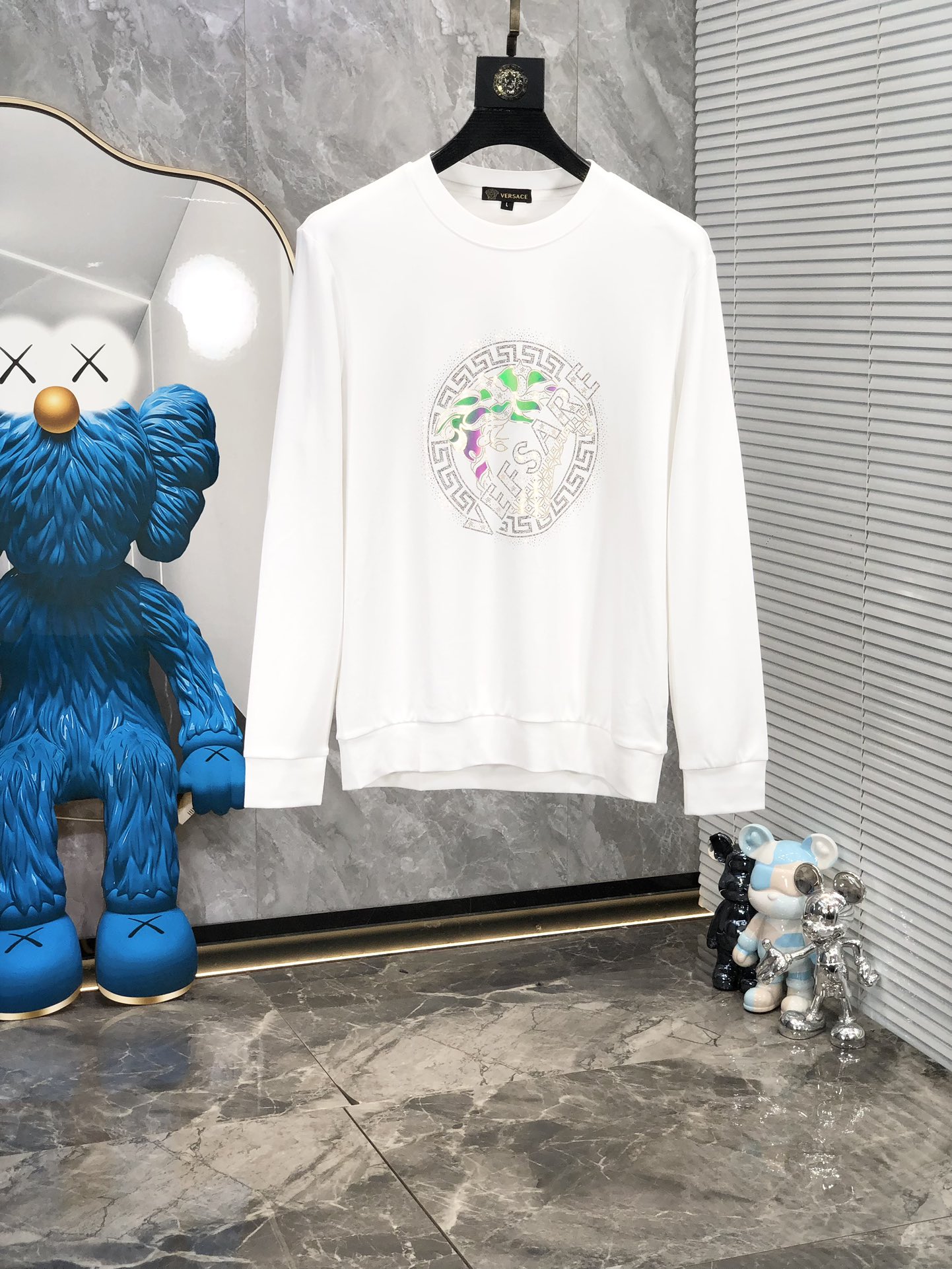 NO:124868,.Versey 2025 high-end customization in early spring. Latest sweatshirt. High-end exquisite and not exaggerated, fashionable and casual round neck style, customized mulberry silk cotton!  Technology fabric, L custom original thread, extremely high grade, exquisite craftsmanship, handsome upper body, size m-xxxL.m wear 175/130 catties, versace, hoodie, sweatshirts, alexander wang19860909.范思哲 2025早春高端定制. 最新卫衣.高端精致且不浮夸,d时尚休闲圆领款,定制桑蚕丝棉！科技面料,L定制原版螺纹,档次极高,工艺精湛,上身帅到爆,尺码m-xxxL.m穿175/130斤,,versace,hoodie,sweatshirts,alexander wang,Men's clothing