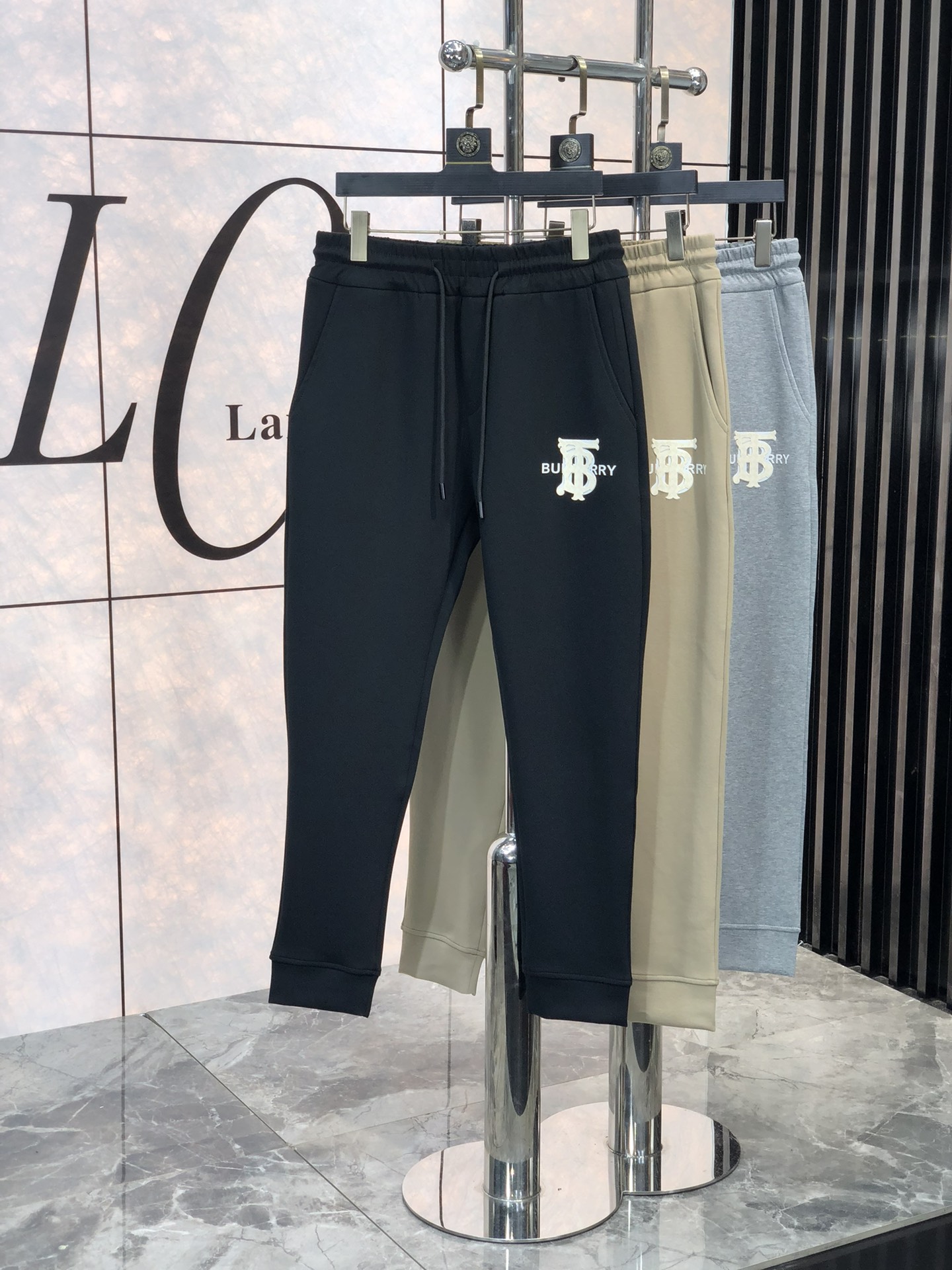 NO:119867,. . Burberry. 2025 early spring new product. Customized high-quality fashionable casual pants. Super versatile style. Exclusive customization-imported high-end high-density cotton fabric, w close and comfortable, super beautiful style, 6 upper body makes the legs look slender, the inner and the wiring are impeccable, you can attend any occasion, again emphasize that the fabric is very, very classy! First-class workmanship and texture! The details are exquisite and exquisite, and quite ingenious! Number of codes: m-3xL.m wear 28.29, burberry, alexander wang19860909. .巴宝莉.2025早春新品.订制高品质时尚休闲裤.超级百搭款.独家定制-进口高端高密度精棉面料,w贴身舒适,超靓版型、6上身显腿修长,內里,走线都无可挑剔,任何场合都可出席,再次强调面料非常非常显档次！做工、质感一流！细节精致考究,颇具匠心！ 码数:m-3xL.m穿28.29,,burberry,alexander wang,Men's clothing