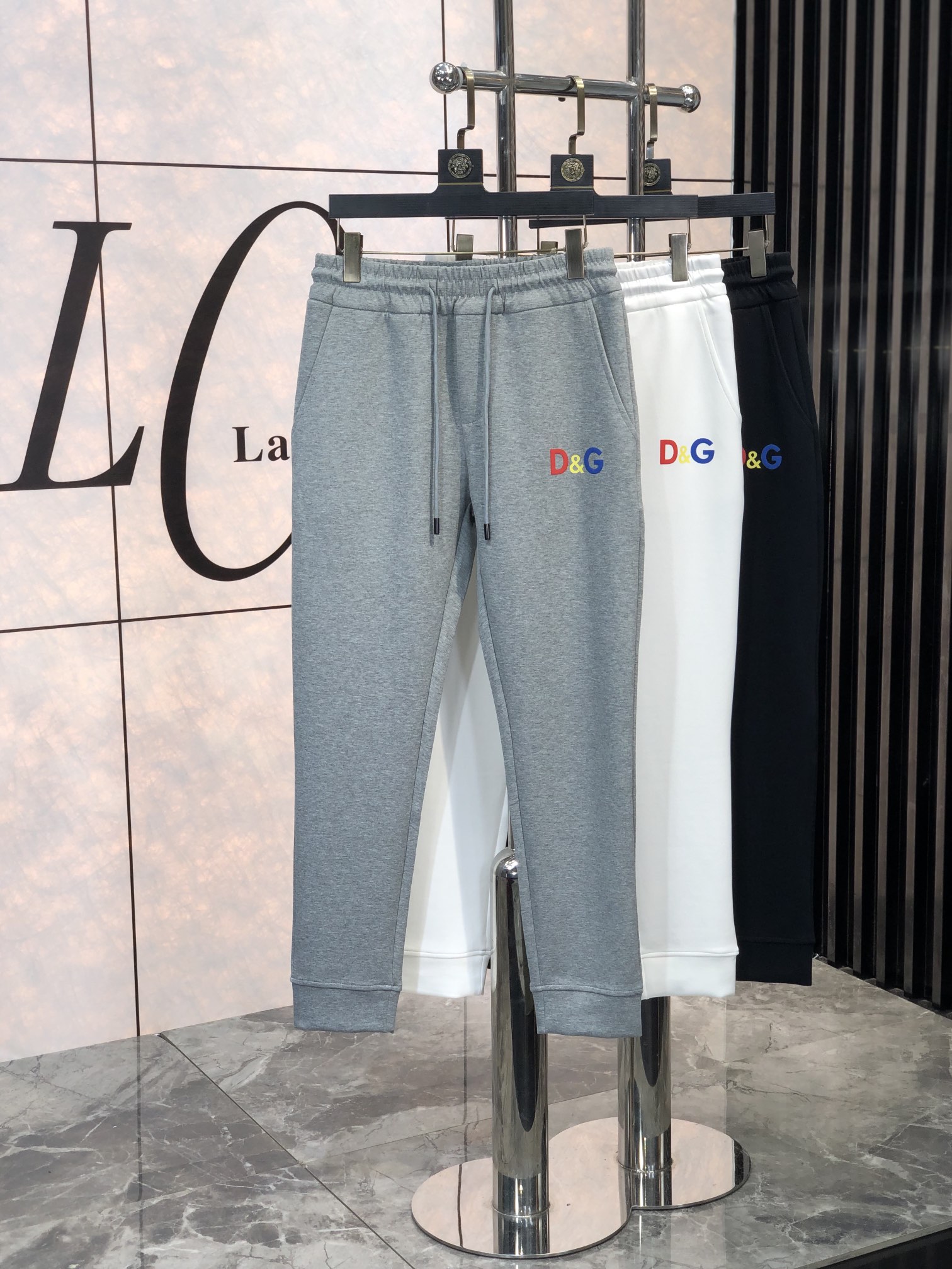 NO:119870,. .D&G. 2025 early spring new product. Customized high-quality fashionable casual pants. Super versatile style. Exclusive customization-imported high-end high-density cotton fabric, w close and comfortable, super beautiful style, 6 upper body makes the legs look slender, the inner and the wiring are impeccable, you can attend any occasion, again emphasize that the fabric is very, very classy! First-class workmanship and texture! The details are exquisite and exquisite, and quite ingenious! Number of codes: m-3xL.m wear 28.29, Dolce & Gabbana, alexander wang19860909. .D&G.2025早春新品.订制高品质时尚休闲裤.超级百搭款.独家定制-进口高端高密度精棉面料,w贴身舒适,超靓版型、6上身显腿修长,內里,走线都无可挑剔,任何场合都可出席,再次强调面料非常非常显档次！做工、质感一流！细节精致考究,颇具匠心！ 码数:m-3xL.m穿28.29,,Dolce&Gabbana,alexander wang,Men's clothing