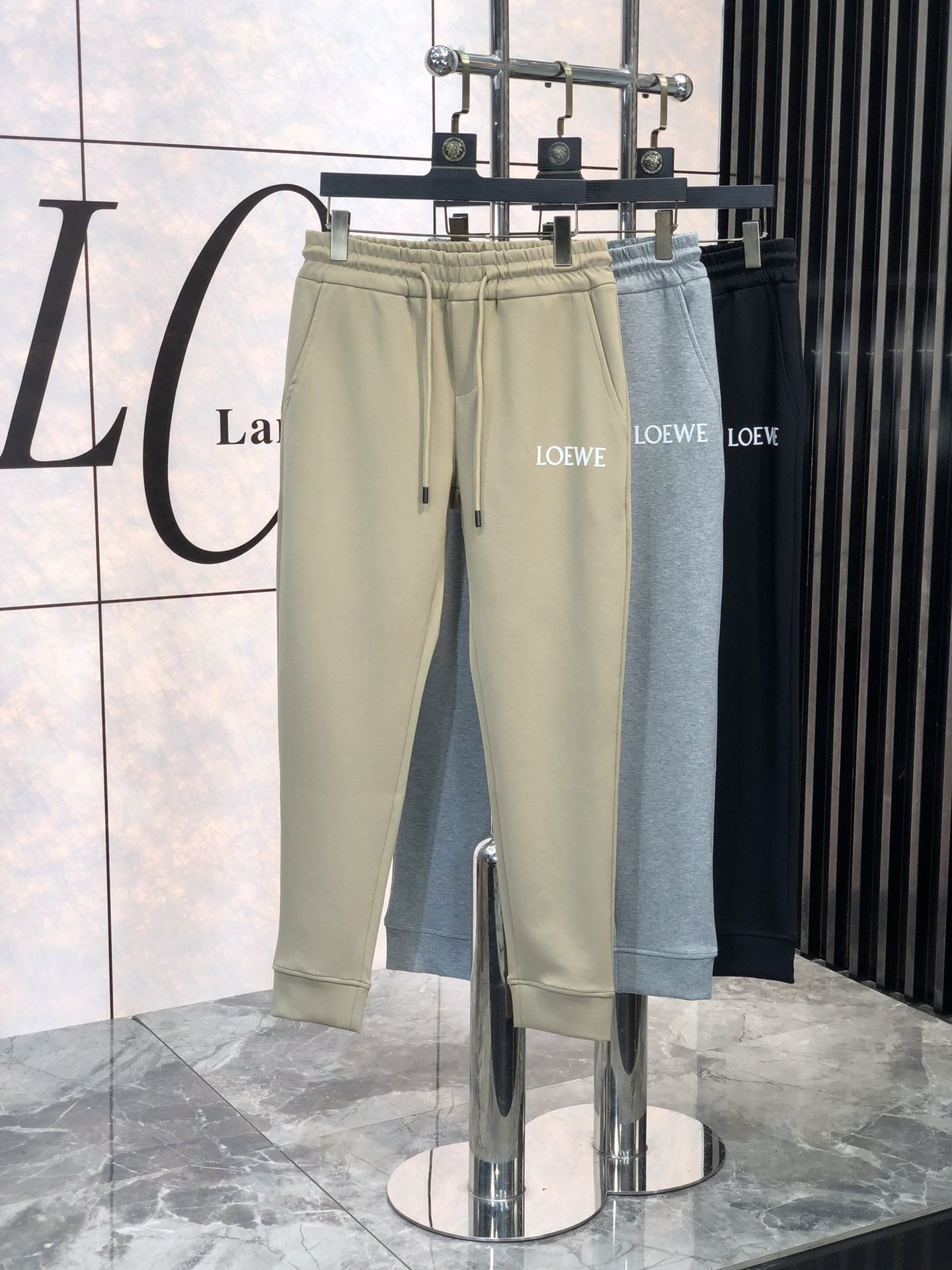 NO:119873,. Luo Yiwei. 2025 early spring new product. Customized high-quality fashionable casual pants. Super versatile style. Exclusive customization-imported high-end high-density cotton fabric, w close and comfortable, super beautiful style, 6 upper body makes the legs look slender, the inner and the wiring are impeccable, you can attend any occasion, again emphasize that the fabric is very, very classy! First-class workmanship and texture! The details are exquisite and exquisite, and quite ingenious! Number of codes: m-3xL.m wear 28.29, loewe, alexander wang19860909. .罗意威.2025早春新品.订制高品质时尚休闲裤.超级百搭款.独家定制-进口高端高密度精棉面料,w贴身舒适,超靓版型、6上身显腿修长,內里,走线都无可挑剔,任何场合都可出席,再次强调面料非常非常显档次！做工、质感一流！细节精致考究,颇具匠心！ 码数:m-3xL.m穿28.29,,loewe,alexander wang,Men's clothing