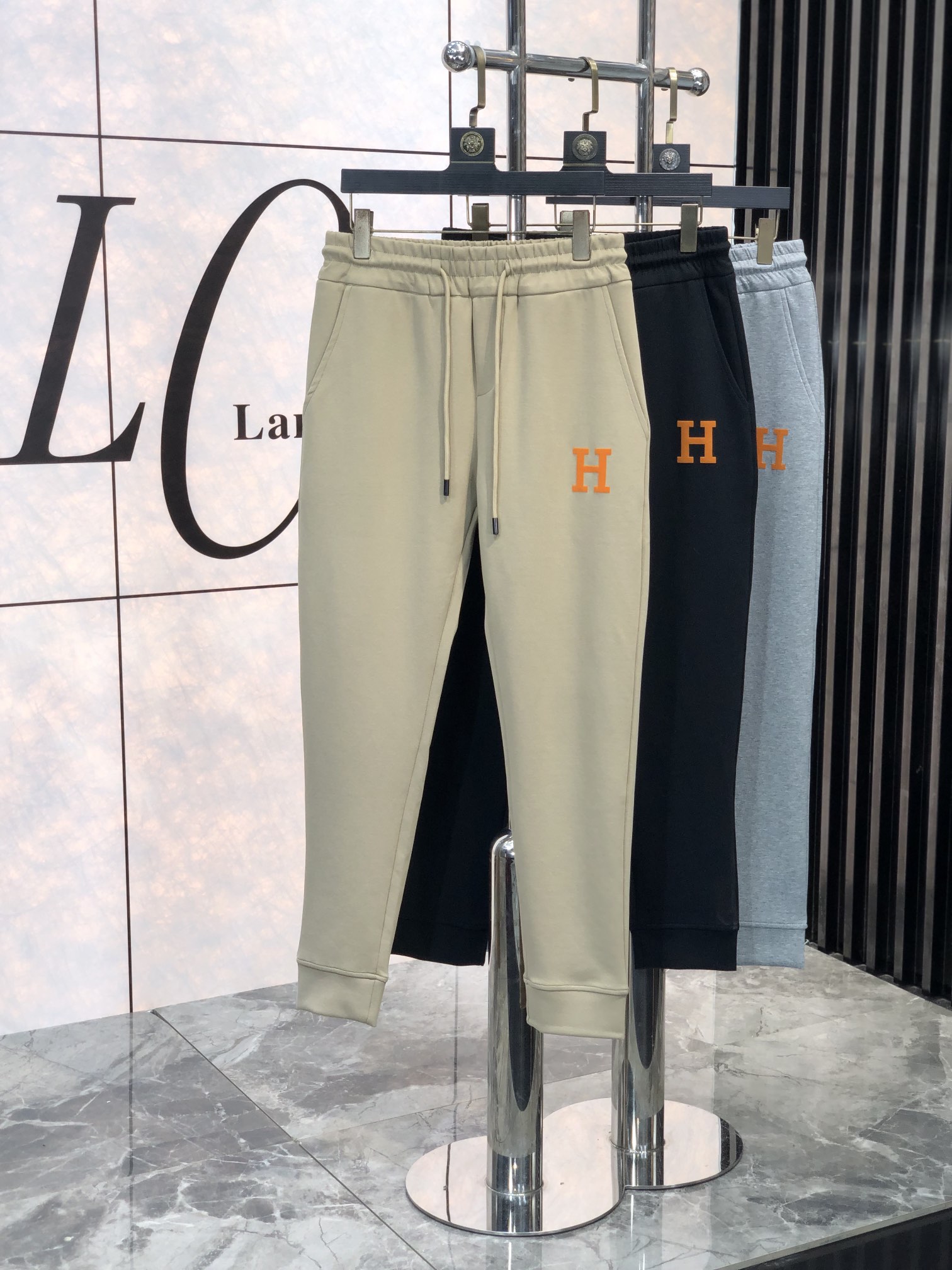 NO:119876,. . Hermes. 2025 early spring new product. Customized high-quality fashionable casual pants. Super versatile style. Exclusive customization-imported high-end high-density cotton fabric, w close and comfortable, super beautiful style, 6 upper body makes the legs look slender, the inner and the wiring are impeccable, you can attend any occasion, again emphasize that the fabric is very, very classy! First-class workmanship and texture! The details are exquisite and exquisite, and quite ingenious! Number of codes: m-3xL.m wear 28.29, hermes, alexander wang19860909. .爱马仕.2025早春新品.订制高品质时尚休闲裤.超级百搭款.独家定制-进口高端高密度精棉面料,w贴身舒适,超靓版型、6上身显腿修长,內里,走线都无可挑剔,任何场合都可出席,再次强调面料非常非常显档次！做工、质感一流！细节精致考究,颇具匠心！ 码数:m-3xL.m穿28.29,,hermes,alexander wang,Men's clothing