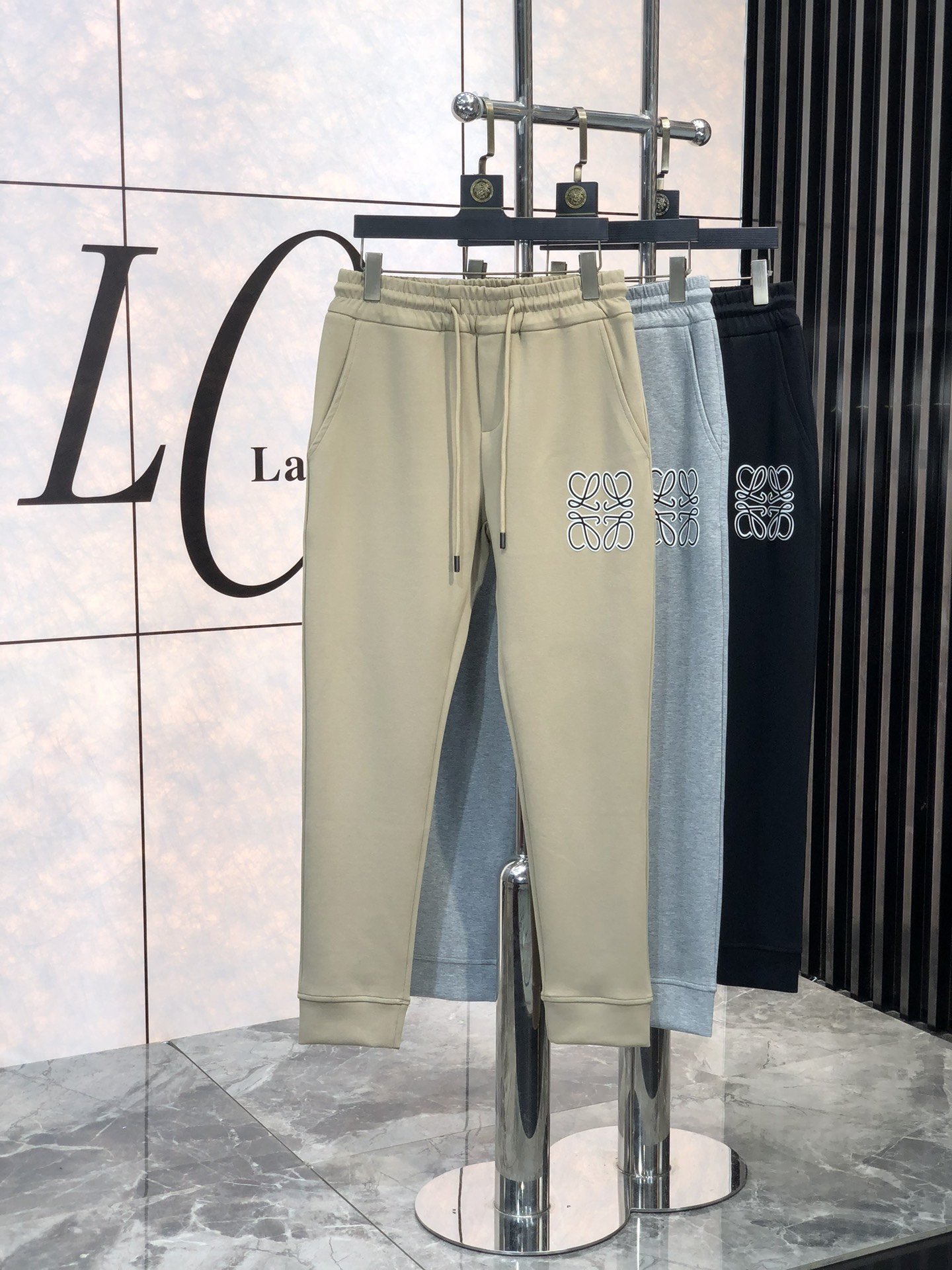 NO:119879,. Luo Yiwei. 2025 early spring new product. Customized high-quality fashionable casual pants. Super versatile style. Exclusive customization-imported high-end high-density cotton fabric, w close and comfortable, super beautiful style, 6 upper body makes the legs look slender, the inner and the wiring are impeccable, you can attend any occasion, again emphasize that the fabric is very, very classy! First-class workmanship and texture! The details are exquisite and exquisite, and quite ingenious! Number of codes: m-3xL.m wear 28.29, loewe, alexander wang19860909. .罗意威.2025早春新品.订制高品质时尚休闲裤.超级百搭款.独家定制-进口高端高密度精棉面料,w贴身舒适,超靓版型、6上身显腿修长,內里,走线都无可挑剔,任何场合都可出席,再次强调面料非常非常显档次！做工、质感一流！细节精致考究,颇具匠心！ 码数:m-3xL.m穿28.29,,loewe,alexander wang,Men's clothing