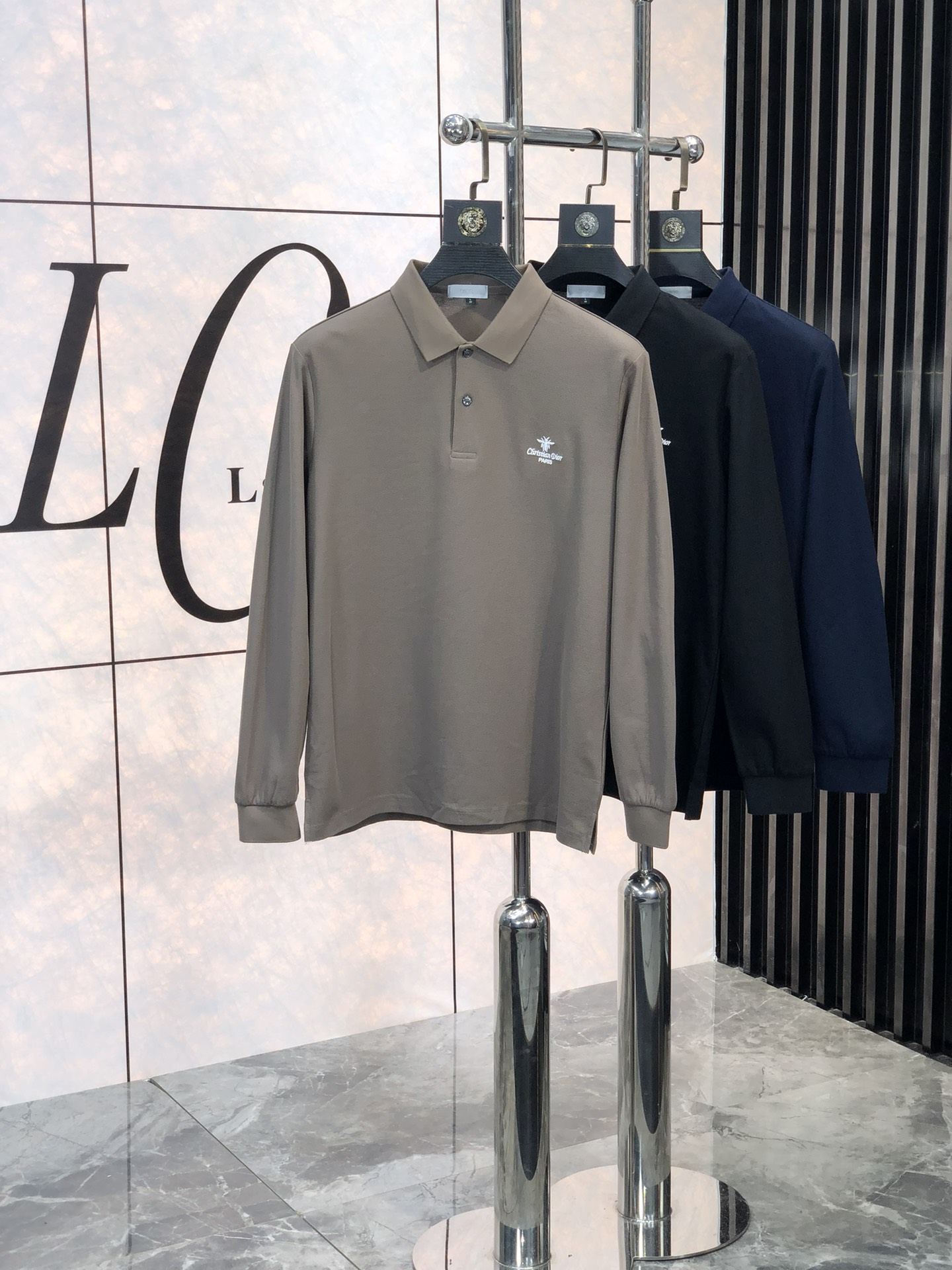 NO:119882,. .Dior. Men's cotton business casual long-sleeved Polo shirt series, the latest model in early spring of 2025ss, Zhudi cotton fabric. Combines the elegance of Italian gentleman with the lightness and agility of street handsome men. D uses a fine craftsmanship symbolizing the inheritance of Jenia for a century. It is rare on the market. L is met and cherished. The style still continues the minimalist and normal design of Z's family, and brings the route of mature and elegant to the extreme. It is both solemn and harmonious, restrained and implicit, and is full of unique charm and style. It combines fashion and temperament, and boasts the brand identity characteristics!  The details are exquisite and exquisite, and the quality is displayed everywhere. They are hand-sewn by craftsmanship, showing high-quality details. The color matching is light and mature, and each color can interpret a unique styling effect. It is a very versatile model that highlights temperament and taste. It is very versatile. It is perfect for urban high-end elite business and leisure, and everyone must be the best!  Size M-xxxL.m wear/130 catties,dior,zegna,alexander wang19860909. .Dior.男士棉质商务休闲长袖Polo衫系列,2025ss早春最新款,珠迪棉面料.将意式绅士的优雅和街头型男的轻盈灵动相结合,D以象征杰尼亚传承百年的精细工艺,市面稀罕少见,L且遇且珍惜,风格仍延续Z家极简常态化的设计,将轻熟优雅干练的路线发挥到极致,亦庄亦谐,内敛含蓄稳重,充满独特魅力格调,集时髦与气质于一身,标榜了品牌身份特质！细节精湛考究,处处尽显品质感,由匠心纯手工缝制完成,彰显了高级的品质细节.配色轻熟,每色都可诠释出别具一格的造型效果,非常凸显气质和品位的一款,非常百搭,都市高端精英商务与休闲完美兼备,人手必入臻品！尺码M-xxxL.m穿/130斤,,dior,zegna,alexander wang,Men's clothing