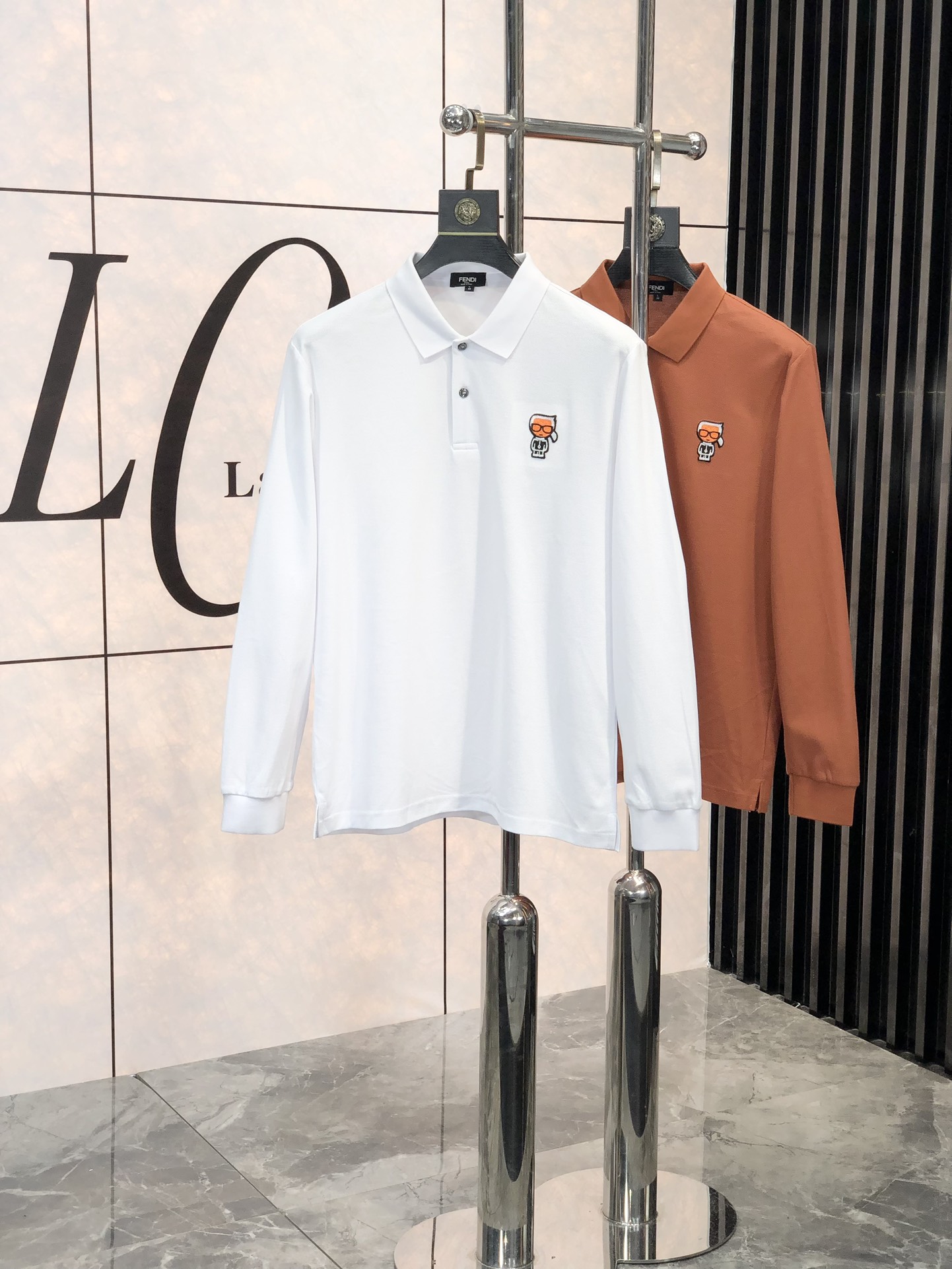 NO:119885,. . Fendi. Men's cotton business casual long-sleeved Polo shirt series, the latest model in early spring of 2025ss, Zhudi cotton fabric. Combines the elegance of Italian gentleman with the lightness and agility of street men. D uses a fine craftsmanship symbolizing the inheritance of Jenia for a century. It is rare on the market. L is met and cherished. The style still continues the minimalist and normal design of Z's family, and brings the route of mature and elegant to the extreme. It is both solemn and harmonious, restrained and implicit, and is full of unique charm and style. It combines fashion and temperament, and boasts the brand identity characteristics!  The details are exquisite and exquisite, and the quality is displayed everywhere. They are hand-sewn by craftsmanship, showing high-quality details. The color matching is light and mature, and each color can interpret a unique styling effect. It is a very versatile model that highlights temperament and taste. It is very versatile. It is perfect for urban high-end elite business and leisure, and everyone must be the best!  Size M-xxxL.m wear/130 catties, fendi,zegna,alexander wang19860909. .芬迪.男士棉质商务休闲长袖Polo衫系列,2025ss早春最新款,珠迪棉面料.将意式绅士的优雅和街头型男的轻盈灵动相结合,D以象征杰尼亚传承百年的精细工艺,市面稀罕少见,L且遇且珍惜,风格仍延续Z家极简常态化的设计,将轻熟优雅干练的路线发挥到极致,亦庄亦谐,内敛含蓄稳重,充满独特魅力格调,集时髦与气质于一身,标榜了品牌身份特质！细节精湛考究,处处尽显品质感,由匠心纯手工缝制完成,彰显了高级的品质细节.配色轻熟,每色都可诠释出别具一格的造型效果,非常凸显气质和品位的一款,非常百搭,都市高端精英商务与休闲完美兼备,人手必入臻品！尺码M-xxxL.m穿/130斤,,fendi,zegna,alexander wang,Men's clothing