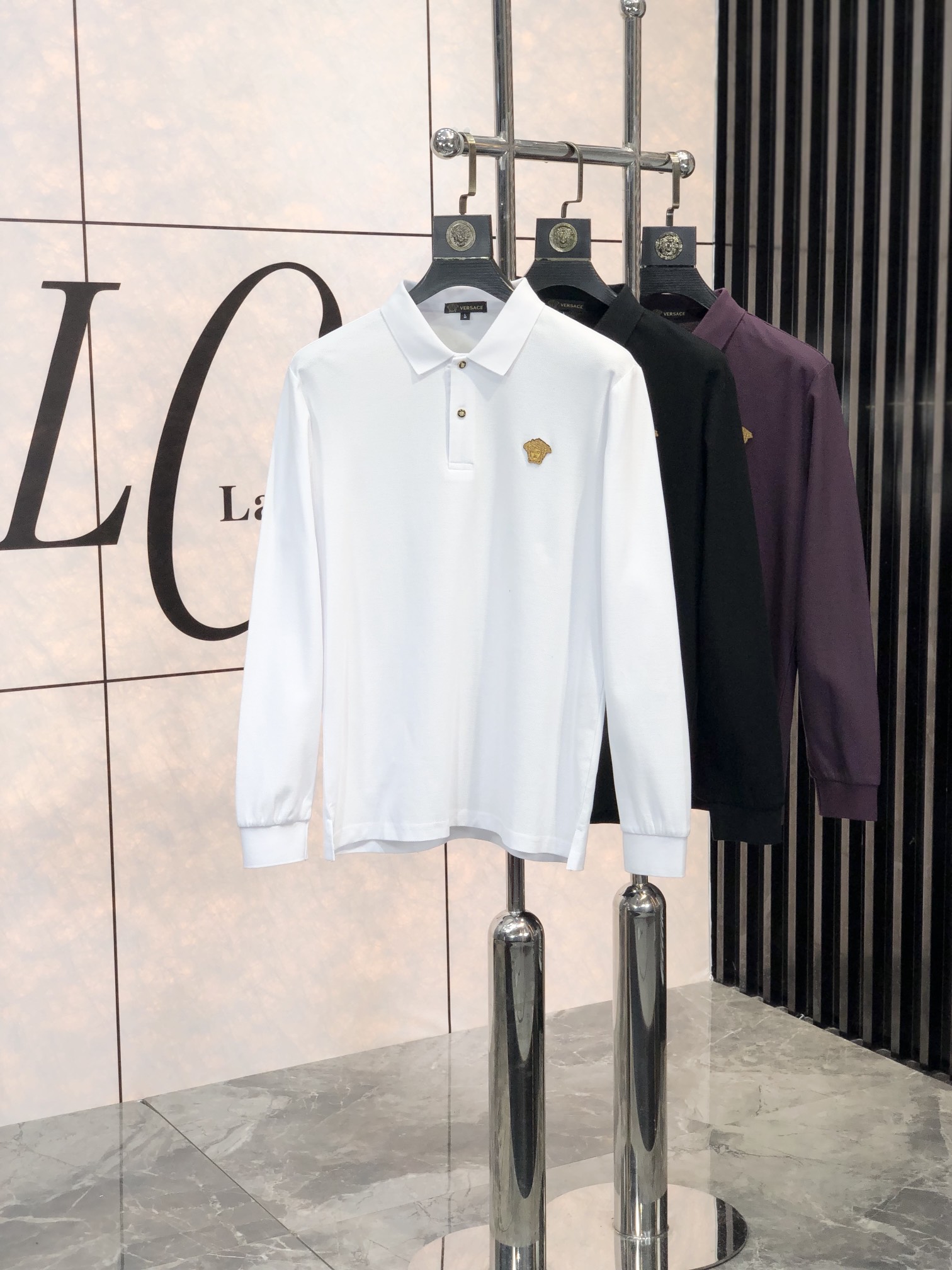 NO:119888,. Versace. Men's cotton business casual long-sleeved Polo shirt series, the latest 2025ss early spring style, Zhudi cotton fabric. Combines the elegance of Italian gentleman with the lightness and agility of street handsome men. D uses a fine craftsmanship symbolizing the inheritance of Jenia for a century. It is rare on the market. L is met and cherished. The style still continues the minimalist and normal design of Z's family, and brings the route of mature and elegant to the extreme. It is both solemn and harmonious, restrained and implicit, and is full of unique charm and style. It combines fashion and temperament, and boasts the brand identity characteristics!  The details are exquisite and exquisite, and the quality is displayed everywhere. They are hand-sewn by craftsmanship, showing high-quality details. The color matching is light and mature, and each color can interpret a unique styling effect. It is a very versatile model that highlights temperament and taste. It is very versatile. It is perfect for urban high-end elite business and leisure, and everyone must be the best!  Size M-xxxL.m wear/130 catties, versace, zegna, alexander wang19860909. .范思哲.男士棉质商务休闲长袖Polo衫系列,2025ss早春最新款,珠迪棉面料.将意式绅士的优雅和街头型男的轻盈灵动相结合,D以象征杰尼亚传承百年的精细工艺,市面稀罕少见,L且遇且珍惜,风格仍延续Z家极简常态化的设计,将轻熟优雅干练的路线发挥到极致,亦庄亦谐,内敛含蓄稳重,充满独特魅力格调,集时髦与气质于一身,标榜了品牌身份特质！细节精湛考究,处处尽显品质感,由匠心纯手工缝制完成,彰显了高级的品质细节.配色轻熟,每色都可诠释出别具一格的造型效果,非常凸显气质和品位的一款,非常百搭,都市高端精英商务与休闲完美兼备,人手必入臻品！尺码M-xxxL.m穿/130斤,,versace,zegna,alexander wang,Men's clothing