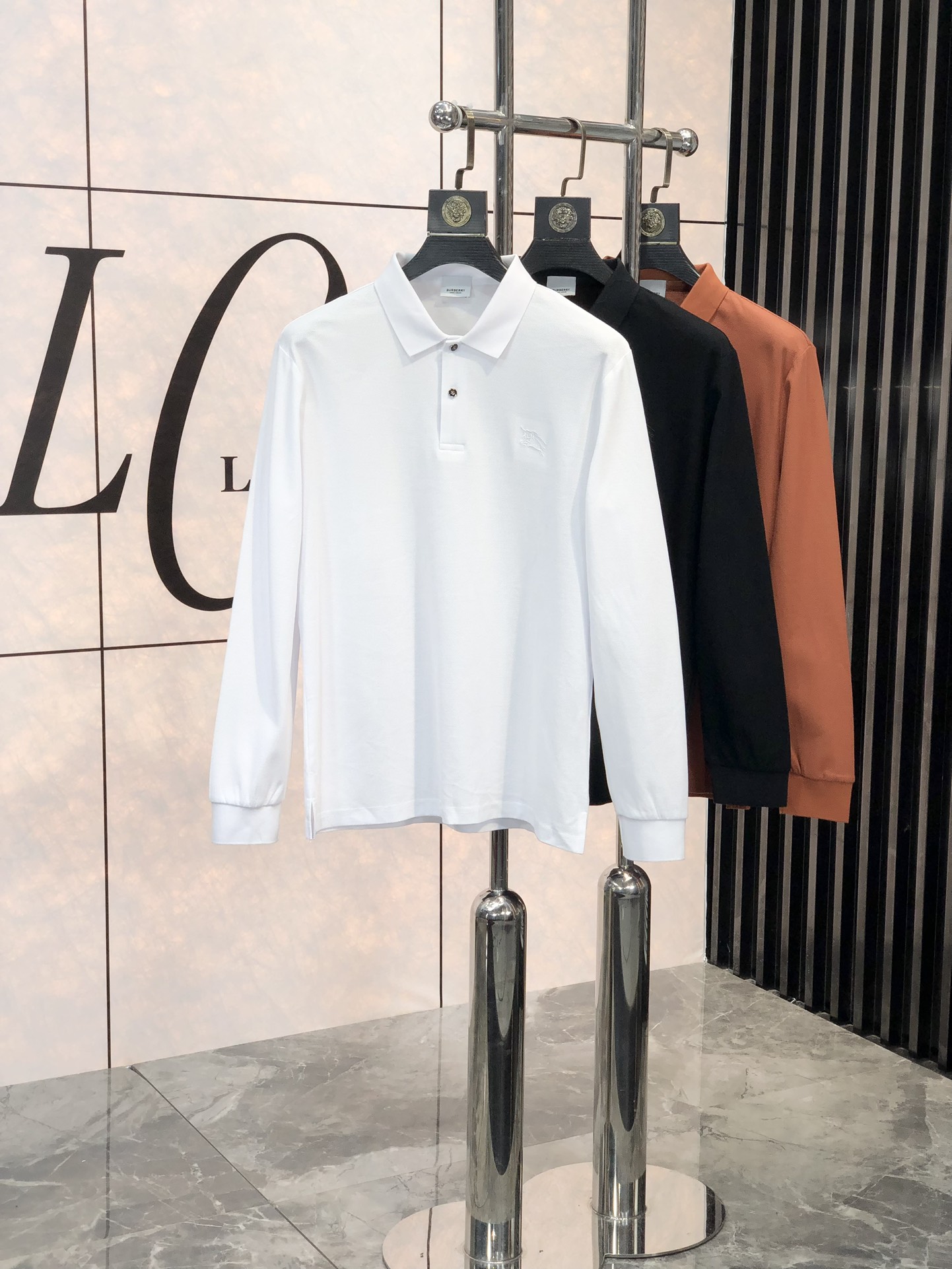 NO:119894,. Burberry. Men's cotton business casual long-sleeved Polo shirt series, the latest model in 2025ss early spring, Zhudi cotton fabric. Combines the elegance of Italian gentleman with the lightness and agility of street handsome men. D uses a fine craftsmanship symbolizing the century-old inheritance of Zenia. It is rare on the market. L is met and cherishes it. The style still continues the Z family's minimalist and normal design, and brings the route of mature and elegant to the extreme. It is both solemn and harmonious, restrained and implicit, and is full of unique charm. It combines fashion and temperament, and boasts the brand identity characteristics!  The details are exquisite and exquisite, and the quality is displayed everywhere. They are hand-sewn by craftsmanship, showing high-quality details. The color matching is light and mature, and each color can interpret a unique styling effect. It is a very versatile model that highlights temperament and taste. It is very versatile. It is perfect for urban high-end elite business and leisure, and everyone must be the best!  Size M-xxxL.m wear/130 catties, burberry, zegna, alexander wang19860909. .巴宝莉.男士棉质商务休闲长袖Polo衫系列,2025ss早春最新款,珠迪棉面料.将意式绅士的优雅和街头型男的轻盈灵动相结合,D以象征杰尼亚传承百年的精细工艺,市面稀罕少见,L且遇且珍惜,风格仍延续Z家极简常态化的设计,将轻熟优雅干练的路线发挥到极致,亦庄亦谐,内敛含蓄稳重,充满独特魅力格调,集时髦与气质于一身,标榜了品牌身份特质！细节精湛考究,处处尽显品质感,由匠心纯手工缝制完成,彰显了高级的品质细节.配色轻熟,每色都可诠释出别具一格的造型效果,非常凸显气质和品位的一款,非常百搭,都市高端精英商务与休闲完美兼备,人手必入臻品！尺码M-xxxL.m穿/130斤,,burberry,zegna,alexander wang,Men's clothing