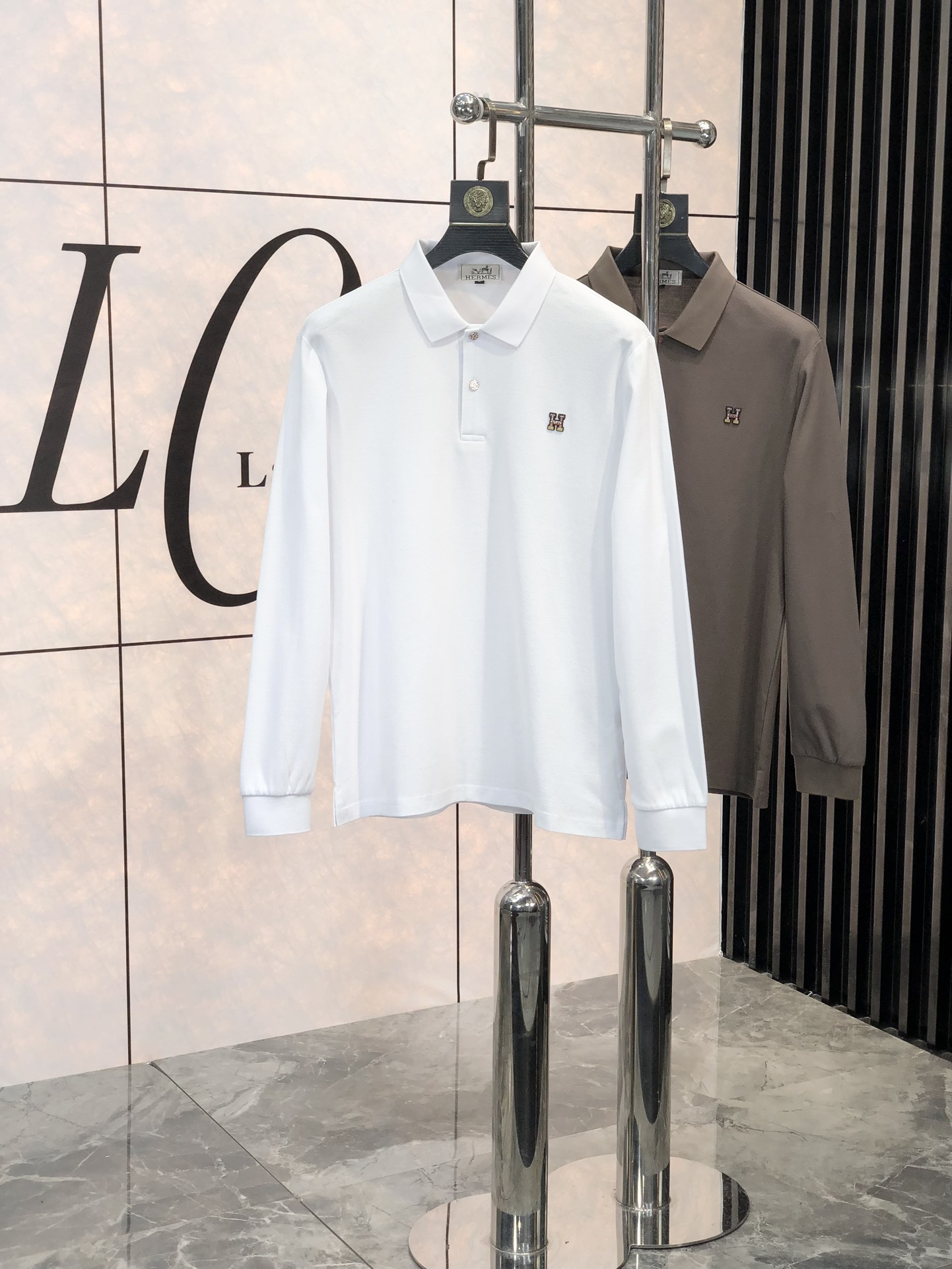 NO:119869,. Hermes. Men's cotton business casual long-sleeved Polo shirt series, the latest model in early spring of 2025ss, Zhudi cotton fabric. Combines the elegance of Italian gentleman with the lightness and agility of street men. D uses a fine craftsmanship symbolizing the inheritance of Jenia for a century. It is rare on the market. L is met and cherished. The style continues the minimalist and normal design of Z's family, and brings the route of mature and elegant to the extreme. It is both solemn and harmonious, restrained and implicit, and is full of unique charm and style. It combines fashion and temperament, and boasts the brand identity characteristics!  The details are exquisite and exquisite, and the quality is displayed everywhere. They are hand-sewn by craftsmanship, showing high-quality details. The color matching is light and mature, and each color can interpret a unique styling effect. It is a very versatile model that highlights temperament and taste. It is very versatile. It is perfect for urban high-end elite business and leisure, and everyone must be the best!  Size M-xxxL.m wear/130 catties, hermes, zegna, alexander wang19860909. .爱马仕.男士棉质商务休闲长袖Polo衫系列,2025ss早春最新款,珠迪棉面料.将意式绅士的优雅和街头型男的轻盈灵动相结合,D以象征杰尼亚传承百年的精细工艺,市面稀罕少见,L且遇且珍惜,风格仍延续Z家极简常态化的设计,将轻熟优雅干练的路线发挥到极致,亦庄亦谐,内敛含蓄稳重,充满独特魅力格调,集时髦与气质于一身,标榜了品牌身份特质！细节精湛考究,处处尽显品质感,由匠心纯手工缝制完成,彰显了高级的品质细节.配色轻熟,每色都可诠释出别具一格的造型效果,非常凸显气质和品位的一款,非常百搭,都市高端精英商务与休闲完美兼备,人手必入臻品！尺码M-xxxL.m穿/130斤,,hermes,zegna,alexander wang,Men's clothing