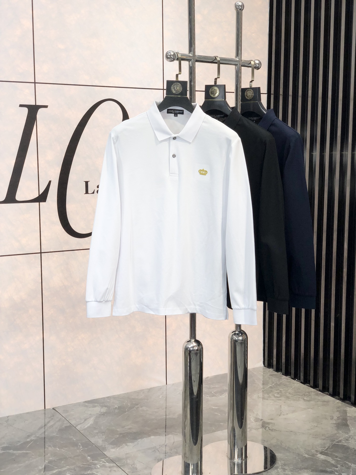 NO:119872,. .D&G. Men's cotton business casual long-sleeved Polo shirt series, the latest model in early spring of 2025ss, Zhudi cotton fabric. Combines the elegance of Italian gentleman with the lightness and agility of street men. D uses a fine craftsmanship symbolizing the inheritance of Jenia for a century. It is rare on the market. L is met and cherished. The style still continues the minimalist and normal design of Z's family, and brings the route of mature and elegant to the extreme. It is both solemn and harmonious, restrained and implicit, and is full of unique charm and style. It combines fashion and temperament, and boasts the brand identity characteristics!  The details are exquisite and exquisite, and the quality is displayed everywhere. They are hand-sewn by craftsmanship, showing high-quality details. The color matching is light and mature, and each color can interpret a unique styling effect. It is a very versatile model that highlights temperament and taste. It is very versatile. It is perfect for urban high-end elite business and leisure, and everyone must be the best!  Size M-xxxL.m wear/130 catties, Dolce & Gabbana, zegna, alexander wang19860909. .D&G.男士棉质商务休闲长袖Polo衫系列,2025ss早春最新款,珠迪棉面料.将意式绅士的优雅和街头型男的轻盈灵动相结合,D以象征杰尼亚传承百年的精细工艺,市面稀罕少见,L且遇且珍惜,风格仍延续Z家极简常态化的设计,将轻熟优雅干练的路线发挥到极致,亦庄亦谐,内敛含蓄稳重,充满独特魅力格调,集时髦与气质于一身,标榜了品牌身份特质！细节精湛考究,处处尽显品质感,由匠心纯手工缝制完成,彰显了高级的品质细节.配色轻熟,每色都可诠释出别具一格的造型效果,非常凸显气质和品位的一款,非常百搭,都市高端精英商务与休闲完美兼备,人手必入臻品！尺码M-xxxL.m穿/130斤,,Dolce&Gabbana,zegna,alexander wang,Men's clothing