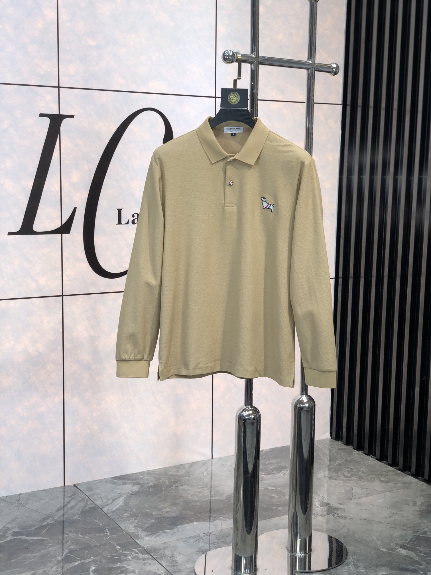 NO:119875,. .TB. Men's cotton business casual long-sleeved Polo shirt series, the latest model in 2025ss early spring, Zhudi cotton fabric. Combining the elegance of Italian gentleman and the lightness and agility of street handsome men, D uses a fine craftsmanship symbolizing the century-old inheritance of Zenia, which is rare on the market. L is met and cherished. The style continues the minimalist and normal design of Z's family, and brings the route of mature and elegant to the extreme, both solemn and harmonious, restrained and implicit, and steady, full of unique charm and style, combining fashion and temperament, and boasting the brand identity characteristics!  The details are exquisite and exquisite, and the quality is displayed everywhere. They are hand-sewn by craftsmanship, showing high-quality details. The color matching is light and mature, and each color can interpret a unique styling effect. It is a very versatile model that highlights temperament and taste. It is very versatile. It is perfect for urban high-end elite business and leisure, and everyone must be the best!  Size M-xxxL.m wear/130 catties, zegna, alexander wang19860909. .TB.男士棉质商务休闲长袖Polo衫系列,2025ss早春最新款,珠迪棉面料.将意式绅士的优雅和街头型男的轻盈灵动相结合,D以象征杰尼亚传承百年的精细工艺,市面稀罕少见,L且遇且珍惜,风格仍延续Z家极简常态化的设计,将轻熟优雅干练的路线发挥到极致,亦庄亦谐,内敛含蓄稳重,充满独特魅力格调,集时髦与气质于一身,标榜了品牌身份特质！细节精湛考究,处处尽显品质感,由匠心纯手工缝制完成,彰显了高级的品质细节.配色轻熟,每色都可诠释出别具一格的造型效果,非常凸显气质和品位的一款,非常百搭,都市高端精英商务与休闲完美兼备,人手必入臻品！尺码M-xxxL.m穿/130斤,,zegna,alexander wang,Men's clothing