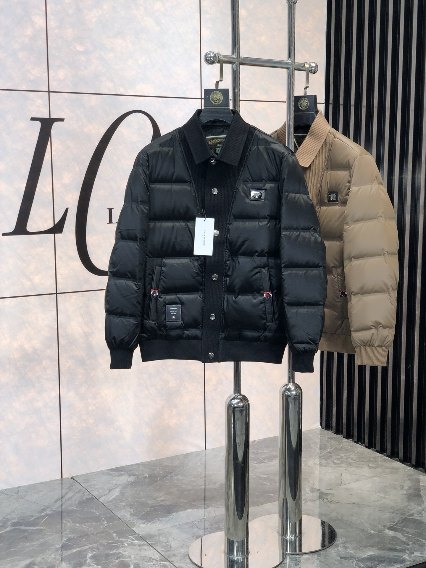 NO:119880,.TB.ss' highest-end new down jackets in autumn and winter are in stock!  The official website has launched a hot product, which is definitely a classic and versatile model, practical and fashionable, and designed!  D The upper body effect is very good!  It is the love of countless Hollywood and European stars!  Customer-supplied fabric, 90 velvet full, L-Autumn and Winter warmth tool. Size M-3XL m wear 175/130 catties, down jacket, alexander wang19860909. .TB.ss秋冬最高端新款羽绒服现货！ 官网同步爆款来袭,绝对是经典百搭款,实用与时尚,设计！D上身效果非常好！是无数好莱坞及欧洲明星的挚爱！客供面料,90绒充绒饱满,L秋冬的保暖利器.尺码M-3XL m穿175/130斤,,down jacket,alexander wang,Men's clothing