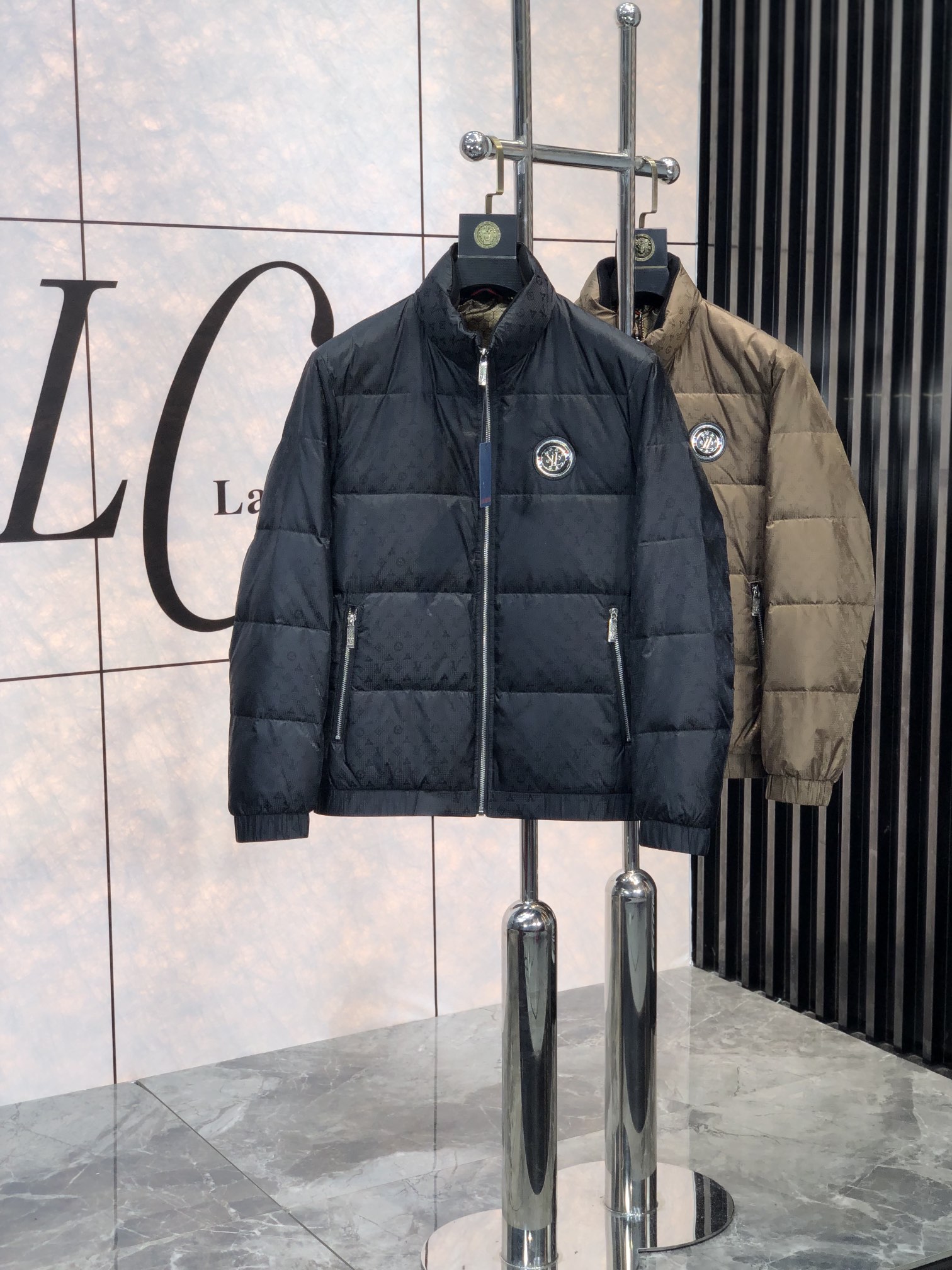 NO:119883,.Lv.ss The highest-end new down jacket in autumn and winter is in stock!  The official website has launched a hot product, which is definitely a classic and versatile model, practical and fashionable, and designed!  D The upper body effect is very good!  It is the love of countless Hollywood and European stars!  Customer-supplied fabric, 90 velvet full, L in autumn and winter warming tool. Size M-3XL m wear 175/130 catties, louis vuitton, down jacket, alexander wang19860909. .Lv.ss秋冬最高端新款羽绒服现货！ 官网同步爆款来袭,绝对是经典百搭款,实用与时尚,设计！D上身效果非常好！是无数好莱坞及欧洲明星的挚爱！客供面料,90绒充绒饱满,L秋冬的保暖利器.尺码M-3XL m穿175/130斤,,louis vuitton,down jacket,alexander wang,Men's clothing