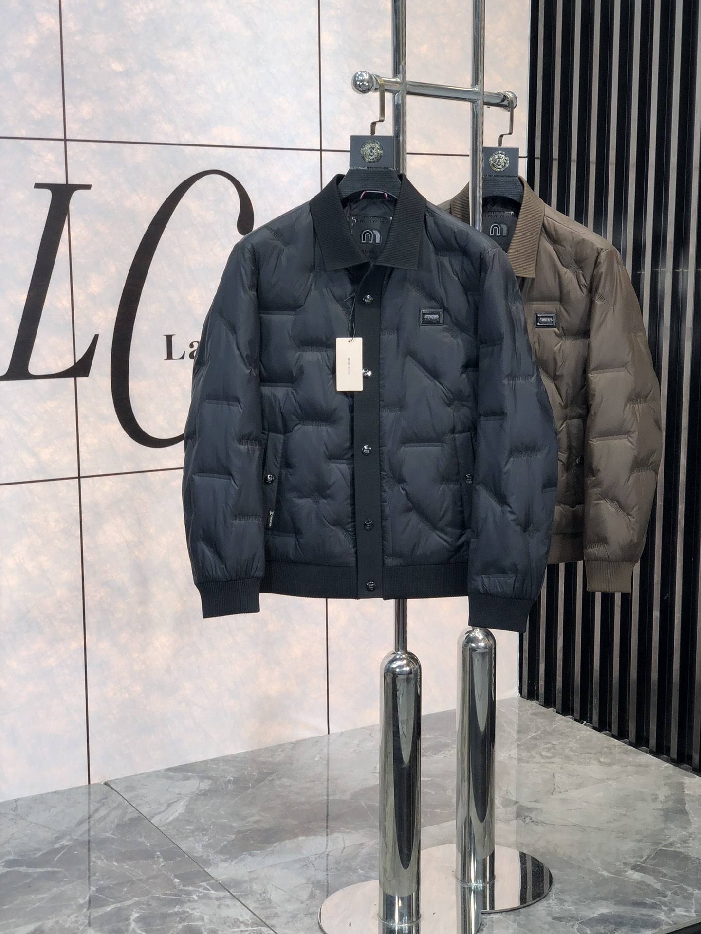 NO:119886,.miumiu.ss The highest-end new down jacket in autumn and winter is in stock!  The official website has launched a hot product, which is definitely a classic and versatile model, practical and fashionable, and designed!  D The upper body effect is very good!  It is the love of countless Hollywood and European stars!  Customer-supplied fabric, 90 velvet full, L in autumn and winter warming tool. Size M-3XL m wear 175/130 catties, miumiu, down jacket, alexander wang19860909. .miumiu.ss秋冬最高端新款羽绒服现货！ 官网同步爆款来袭,绝对是经典百搭款,实用与时尚,设计！D上身效果非常好！是无数好莱坞及欧洲明星的挚爱！客供面料,90绒充绒饱满,L秋冬的保暖利器.尺码M-3XL m穿175/130斤,,miumiu,down jacket,alexander wang,Men's clothing