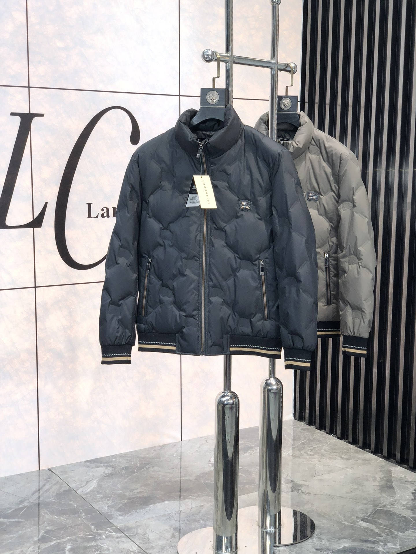 NO:119889,. Burberry.ss's highest-end new down jackets in autumn and winter are in stock!  The official website has launched a hot product, which is definitely a classic and versatile model, practical and fashionable, and designed!  D The upper body effect is very good!  It is the love of countless Hollywood and European stars!  Customer-supplied fabric, 90 velvet full, L in autumn and winter warming tool. Size M-3XL m wear 175/130 catties, burberry, down jacket, alexander wang19860909. .巴宝莉.ss秋冬最高端新款羽绒服现货！ 官网同步爆款来袭,绝对是经典百搭款,实用与时尚,设计！D上身效果非常好！是无数好莱坞及欧洲明星的挚爱！客供面料,90绒充绒饱满,L秋冬的保暖利器.尺码M-3XL m穿175/130斤,,burberry,down jacket,alexander wang,Men's clothing