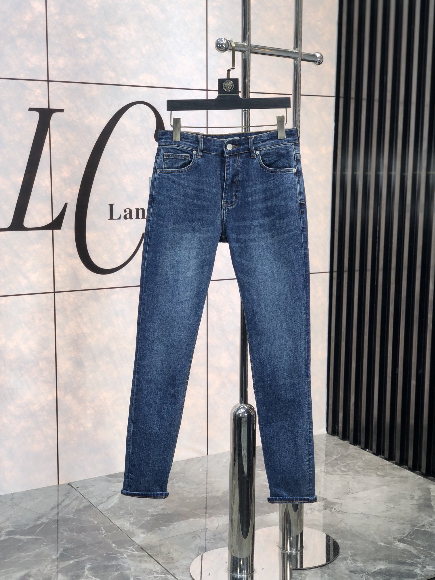 NO:119898,. .Dior. High-end customization, 25ss early spring latest original jeans are released simultaneously on the counter. Original custom reproduction. Customer-supplied hardware and accessories. Original quality. 6 imported denim fabric heavy-working washing. Fine workmanship and excellent upper body!  Preferred single product FSIZE:29-38,,dior,jeans,alexander wang19860909. .Dior.高端定制、25ss早春最新款原牛仔裤 柜台同步发售 原版定制复刻 客供五金辅料 原单品质 6进口牛仔面料重工洗水 做工走线精细 上身绝佳！优选单品FSIZE:29-38,,dior,jeans,alexander wang,Men's clothing