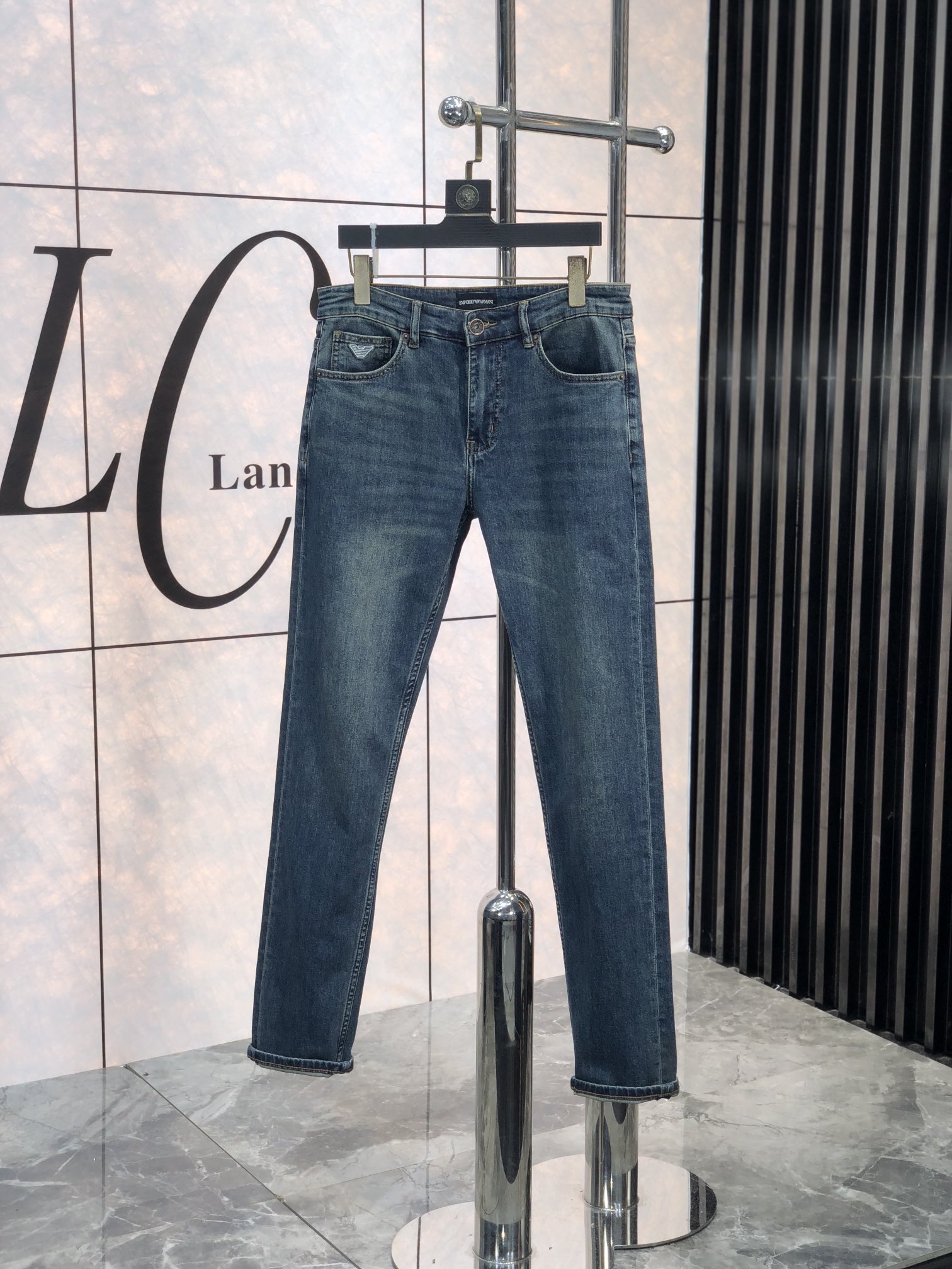 NO:119902,. . Armani. High-end customization, 25ss early spring latest original jeans are released simultaneously on the counter. Original custom reproduction. Customer-supplied hardware and accessories. Original quality. 6 imported denim fabrics are heavy-working and clean. Fine workmanship and excellent upper body!  Preferred single product FSIZE:29-38, Armani,jeans,alexander wang19860909. .阿玛尼.高端定制、25ss早春最新款原牛仔裤 柜台同步发售 原版定制复刻 客供五金辅料 原单品质 6进口牛仔面料重工洗水 做工走线精细 上身绝佳！优选单品FSIZE:29-38,,armani,jeans,alexander wang,Men's clothing