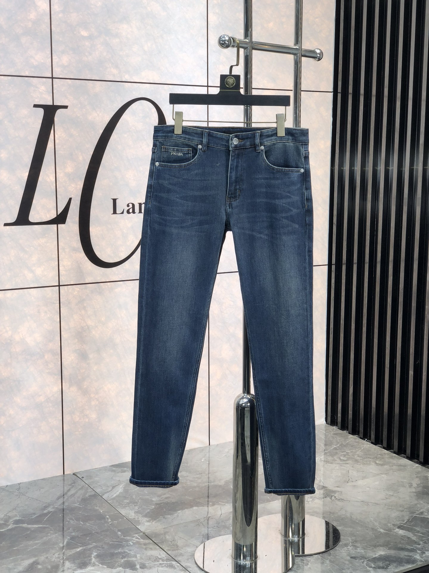 NO:119904,. .Prada. High-end customization, 25ss early spring latest original jeans are released simultaneously on the counter. Original custom reproduction. Customer-supplied hardware and accessories. Original quality. 6 imported denim fabric heavy-working washing. Fine workmanship and excellent upper body!  Preferred single product FSIZE:29-38, prada, jeans, alexander wang19860909. .普拉达.高端定制、25ss早春最新款原牛仔裤 柜台同步发售 原版定制复刻 客供五金辅料 原单品质 6进口牛仔面料重工洗水 做工走线精细 上身绝佳！优选单品FSIZE:29-38,,prada,jeans,alexander wang,Men's clothing