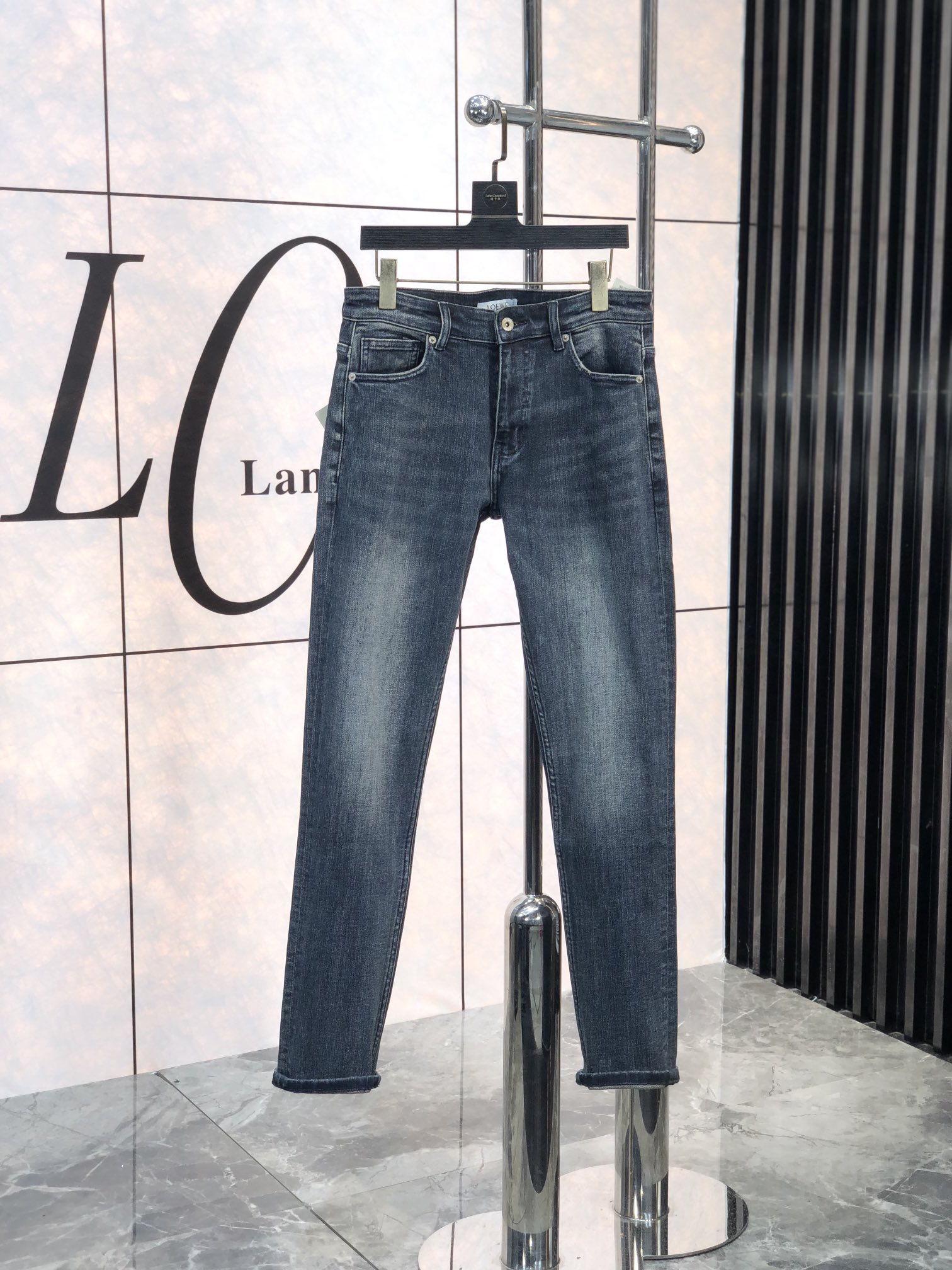 NO:119906,. Luo Yiwei. High-end customization, 25ss early spring latest original jeans are released simultaneously on the counter. Original custom reproduction. Customer-supplied hardware and accessories. Original quality. 6 imported denim fabric heavy-working washing. Fine workmanship and excellent upper body!  Preferred single product FSIZE:29-38, loewe, jeans, alexander wang19860909. .罗意威.高端定制、25ss早春最新款原牛仔裤 柜台同步发售 原版定制复刻 客供五金辅料 原单品质 6进口牛仔面料重工洗水 做工走线精细 上身绝佳！优选单品FSIZE:29-38,,loewe,jeans,alexander wang,Men's clothing