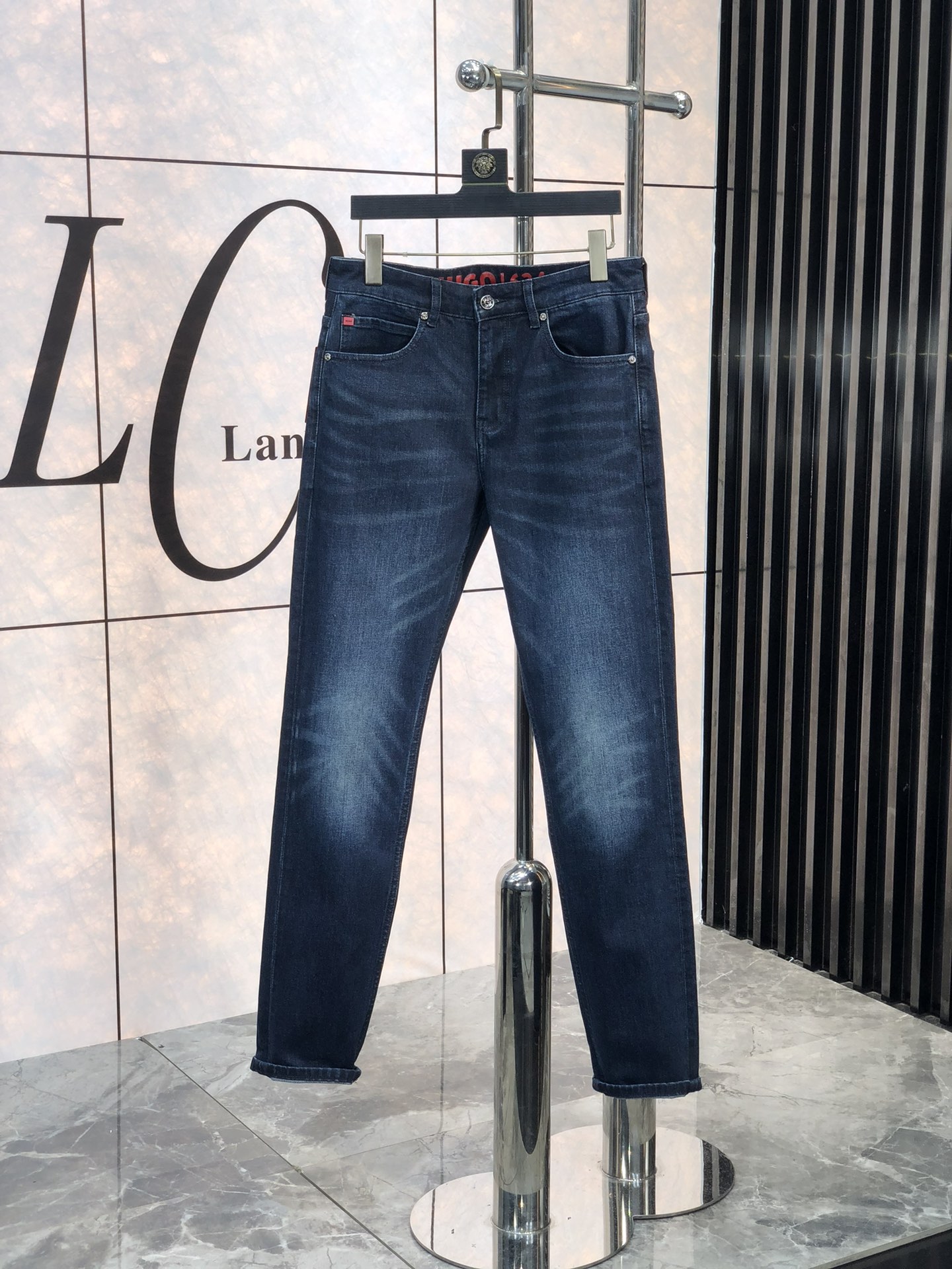 NO:119910,. .Hugo high-end customization, 25ss early spring latest original jeans are released simultaneously on the counter. Original custom reproduction. Customer-supplied hardware and accessories. Original quality. 6 imported denim fabric heavy-working washing. Fine workmanship and excellent upper body!  Preferred single product FSIZE:29-38, jeans,alexander wang19860909. .Hugo 高端定制、25ss早春最新款原牛仔裤 柜台同步发售 原版定制复刻 客供五金辅料 原单品质 6进口牛仔面料重工洗水 做工走线精细 上身绝佳！优选单品FSIZE:29-38,,jeans,alexander wang,Men's clothing