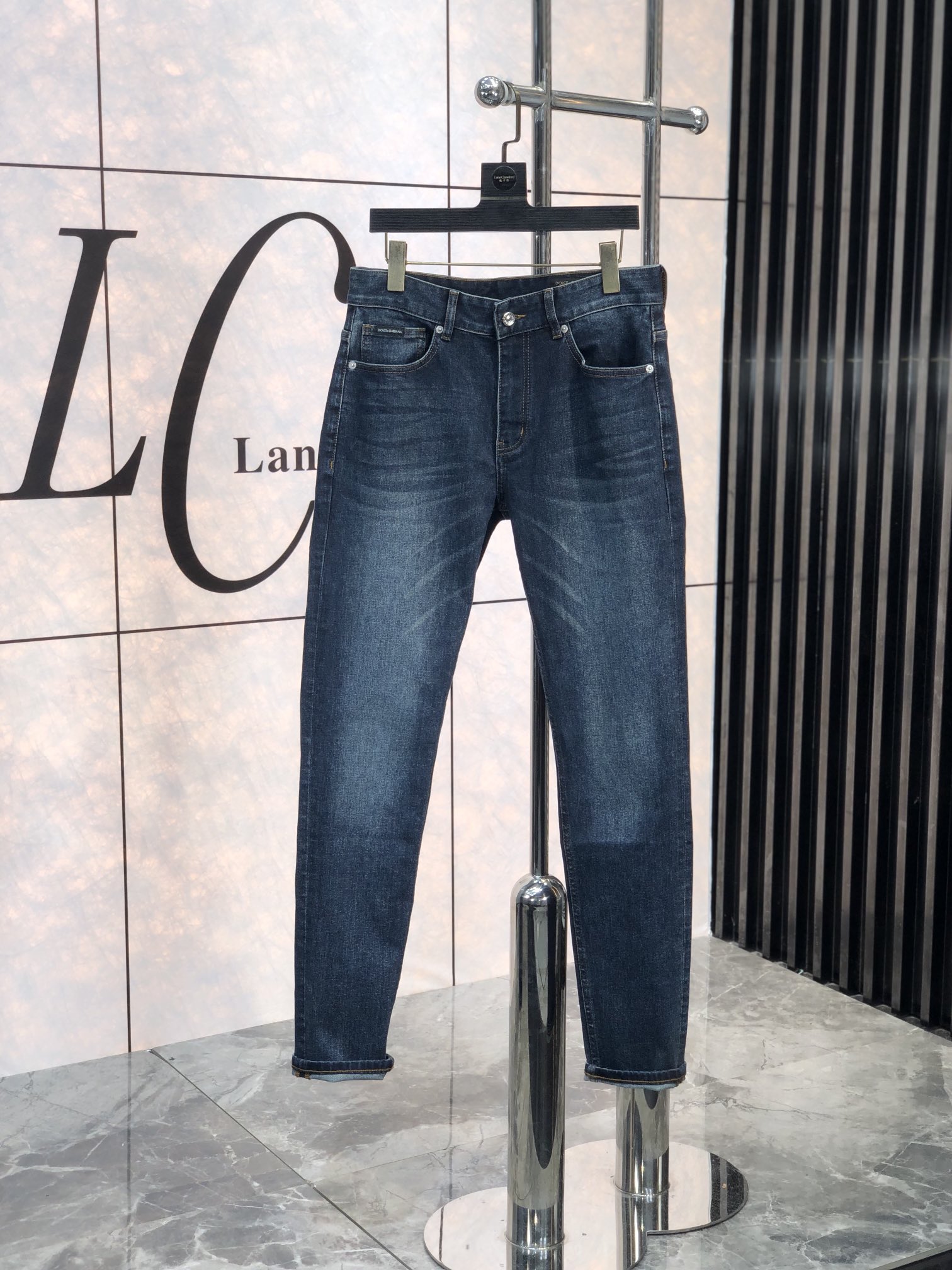 NO:119914,. .D&G. High-end customization, 25ss early spring latest original jeans are released simultaneously on the counter. Original custom reproduction. Customer-supplied hardware and accessories. Original quality. 6 imported denim fabric heavy-working washing. Fine workmanship and excellent upper body!  Preferred single product FSIZE:29-38, Dolce & Gabbana, jeans, alexander wang19860909. .D&G.高端定制、25ss早春最新款原牛仔裤 柜台同步发售 原版定制复刻 客供五金辅料 原单品质 6进口牛仔面料重工洗水 做工走线精细 上身绝佳！优选单品FSIZE:29-38,,Dolce&Gabbana,jeans,alexander wang,Men's clothing