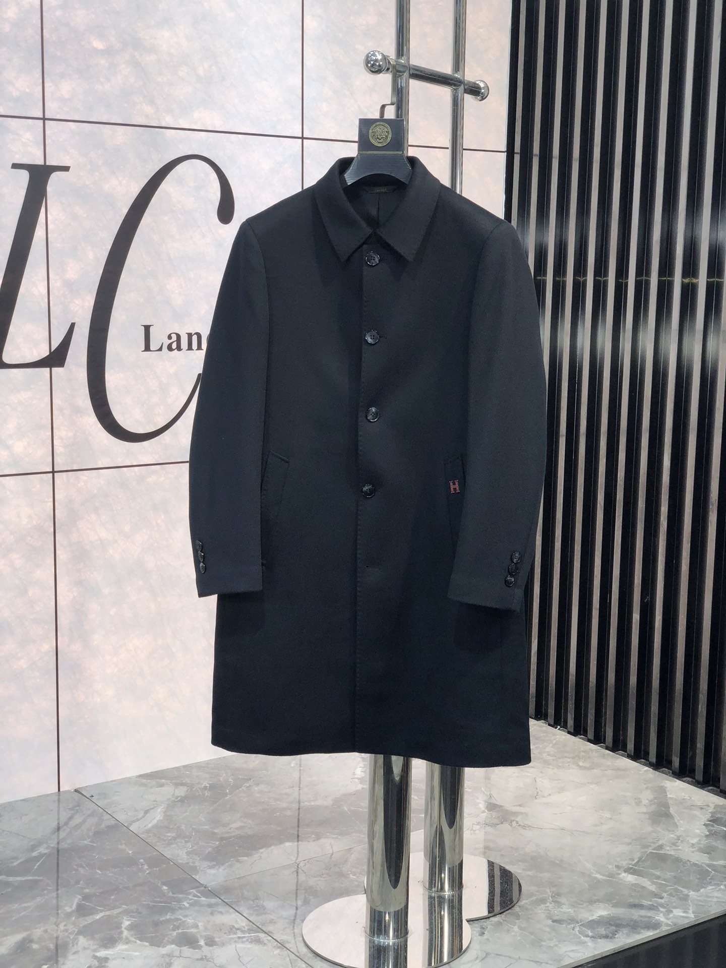 NO:116675,. . Hermes. New autumn and winter men's cashmere Kenheton coat. This coat is a perfect combination of fashion and quality. It is carefully crafted from imported Australian cashmere, with unparalleled texture. The softness and warmth of cashmere, D brings you the ultimate comfort experience in autumn and winter. This coat is an aura style, L shows the calmness and confidence of men. The iconic Chelsea cashmere coat inherits the brand's classic design and excellent quality. There is plaid cashmere under the collar. This unique design detail adds a sense of fashion and personality to the coat. The exquisite jacquard craftsmanship highlights the brand's high-end quality. From the outside to the inside, every detail has been carefully crafted, showing Burberry's persistent pursuit of quality. Whether in business occasions or casual time, this Burberry  The new men's cashmere coat for autumn and winter can make you the focus of everyone's attention. It is not only a piece of clothing, but also a reflection of a life attitude. It is to choose a perfect fusion of quality and fashion. Come and feel the charm of this cashmere coat, so that you can shine with unique brilliance in this autumn and winter season. The number of meter m-5xL.m wears 175/130 catties, burberry, hermes, alexander wang19860909. .爱马仕. 秋冬新款男士羊绒肯希顿大衣.这款大衣堪称时尚与品质的完美结合. 它采用澳洲进口羊绒精心打造,质感无与伦比.羊绒的柔软与温暖,D为您在秋冬季节带来极致的舒适体验. 这款大衣是气场款,L尽显男性的沉稳与自信.标志性的切尔西羊绒大衣,它传承了品牌的经典设计与卓越品质.领子下方为格纹羊绒,这一独特的设计细节,为大衣增添了一份时尚感与个性魅力.  精致的提花工艺彰显了品牌的高端品质.从外到内,每一个细节都经过精心雕琢,展现出巴宝莉对品质的执着追求.  无论是商务场合还是休闲时光,这款巴宝莉 秋冬新款男士羊绒大衣都能让您成为众人瞩目的焦点.它不仅是一件衣服,更是一种生活态度的体现.就是选择品质与时尚的完美融合.  快来感受这款羊绒大衣的魅力吧,让您在这个秋冬季节绽放独特的光彩. 码数m-5xL.m穿175/130斤,,burberry,hermes,alexander wang,Men's clothing