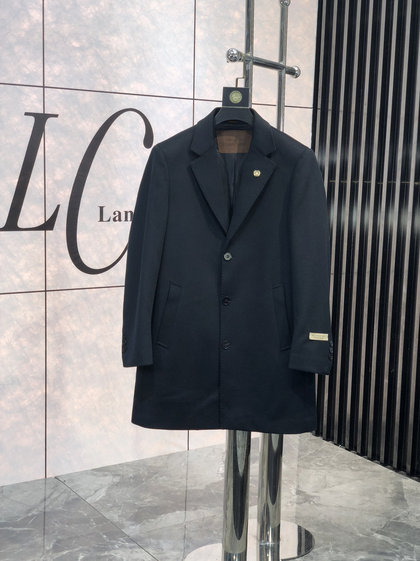 NO:116681,Burberry. New autumn and winter men's cashmere Kenheaton coat. This coat is a perfect combination of fashion and quality. It is carefully crafted from imported Australian cashmere, and the texture is unparalleled. The softness and warmth of cashmere, D brings you the ultimate comfort experience in autumn and winter. This coat is an aura style, L shows the calmness and confidence of men. The iconic Chelsea cashmere coat inherits the brand's classic design and excellent quality. There is plaid cashmere under the collar. This unique design detail adds a sense of fashion and personality to the coat. The exquisite jacquard craftsmanship highlights the brand's high-end quality. From the outside to the inside, every detail has been carefully crafted, showing Burberry's persistent pursuit of quality. Whether in business occasions or casual time, this Burberry  The new autumn and winter men's cashmere coat can make you the focus of attention. It is not only a piece of clothing, but also a reflection of a life attitude. It is to choose a perfect fusion of quality and fashion. Come and feel the charm of this cashmere coat, so that you can shine with unique brilliance in this autumn and winter season. The number of magnitude m-5xL.m wears 175/130 catties, burberry, alexander wang19860909. .巴宝莉. 秋冬新款男士羊绒肯希顿大衣.这款大衣堪称时尚与品质的完美结合. 它采用澳洲进口羊绒精心打造,质感无与伦比.羊绒的柔软与温暖,D为您在秋冬季节带来极致的舒适体验. 这款大衣是气场款,L尽显男性的沉稳与自信.标志性的切尔西羊绒大衣,它传承了品牌的经典设计与卓越品质.领子下方为格纹羊绒,这一独特的设计细节,为大衣增添了一份时尚感与个性魅力.  精致的提花工艺彰显了品牌的高端品质.从外到内,每一个细节都经过精心雕琢,展现出巴宝莉对品质的执着追求.  无论是商务场合还是休闲时光,这款巴宝莉 秋冬新款男士羊绒大衣都能让您成为众人瞩目的焦点.它不仅是一件衣服,更是一种生活态度的体现.就是选择品质与时尚的完美融合.  快来感受这款羊绒大衣的魅力吧,让您在这个秋冬季节绽放独特的光彩. 码数m-5xL.m穿175/130斤,,burberry,alexander wang,Men's clothing